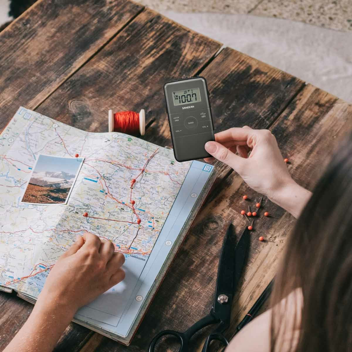 Sangean Dt-140 Negro Radio De Bolsillo Fm Am Batería Recargable