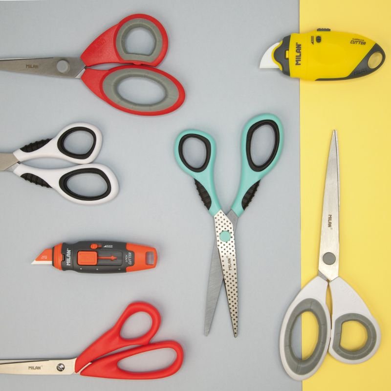 Milan Tijeras Oficina Basic 20cm Asimétricas Mango De Plástico Rojo -Blister-