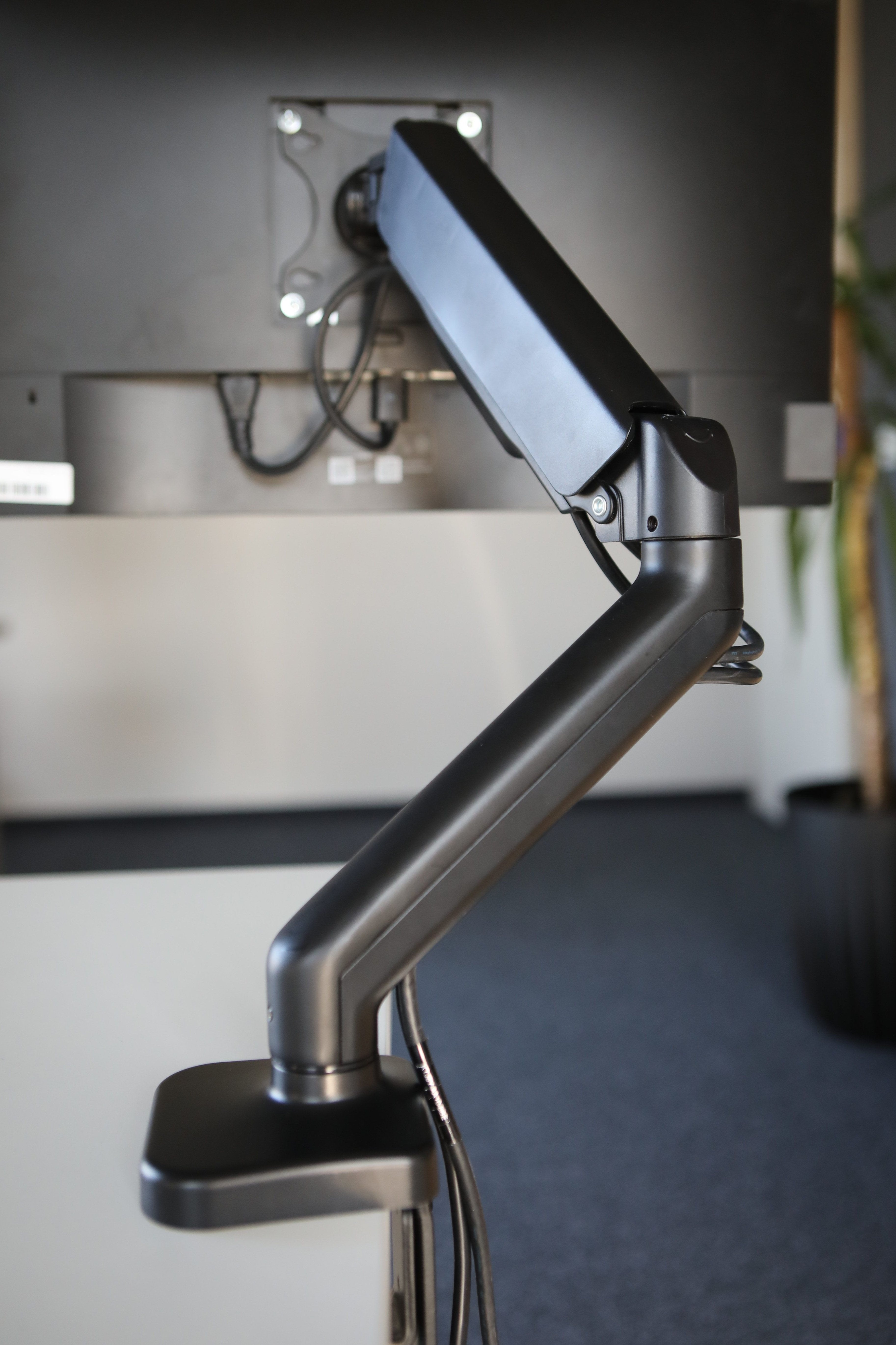 Savio Um-01 Soporte De Escritorio Para Monitor 17'' - 32'', 2 - 9 Kg, Resorte De Gas