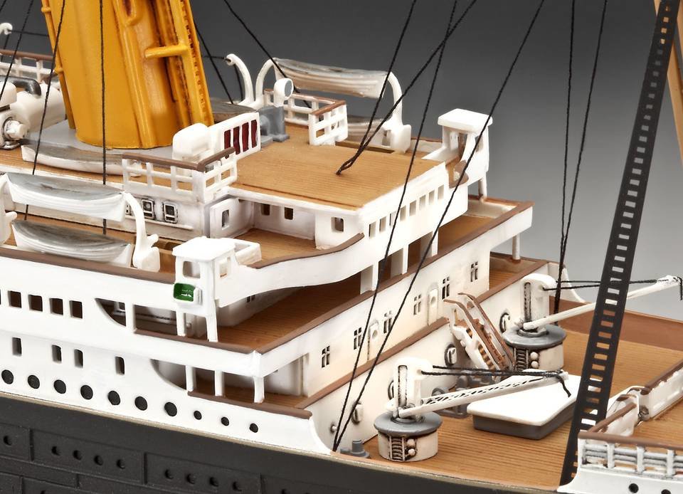 EAN 4009803057156 - Revell Gift-Set 100 Years TITANIC Maqueta de transatlántico Kit de montaje 1:400 imagen 2