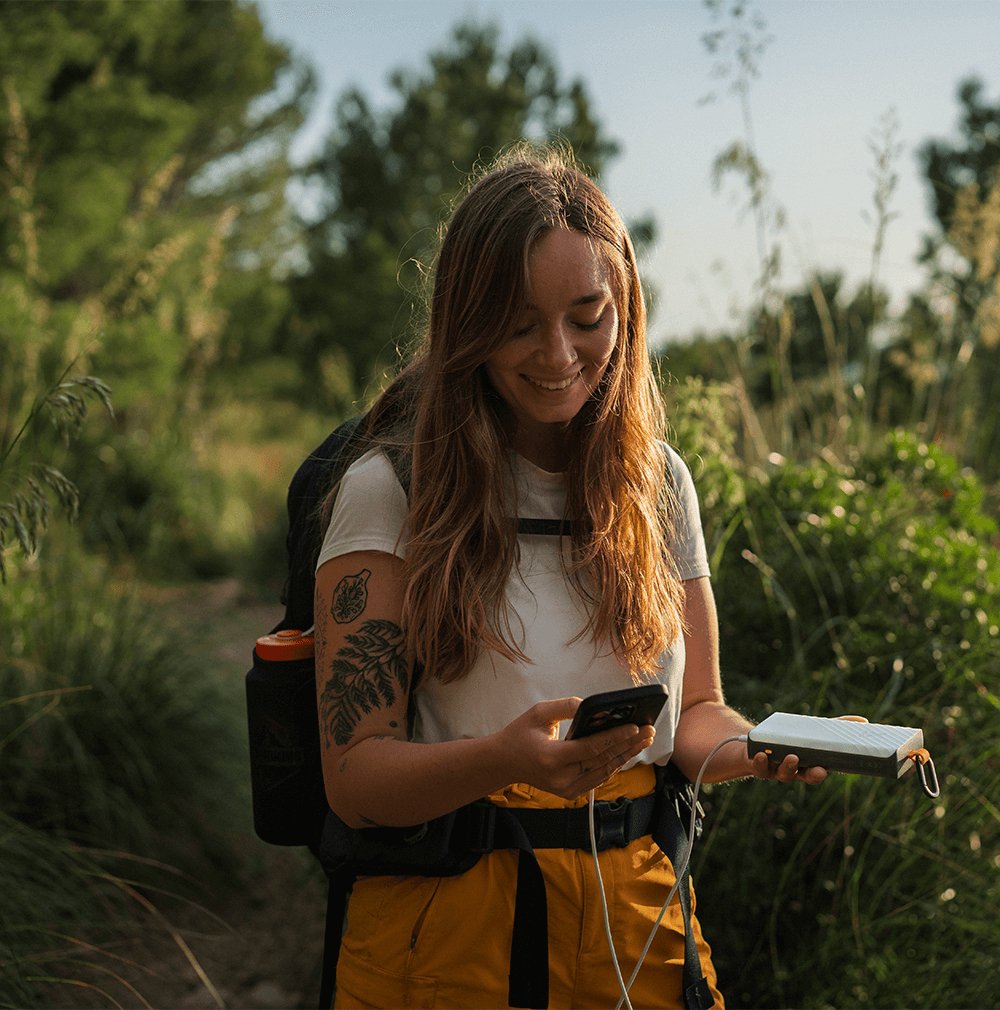 Xtorm 15w Go2 Solar Power Bank 10.000 Mah Incluye 1.0w Solarpanel, Integrierter Lámpara Y Karabiner, 15w Fastcharge