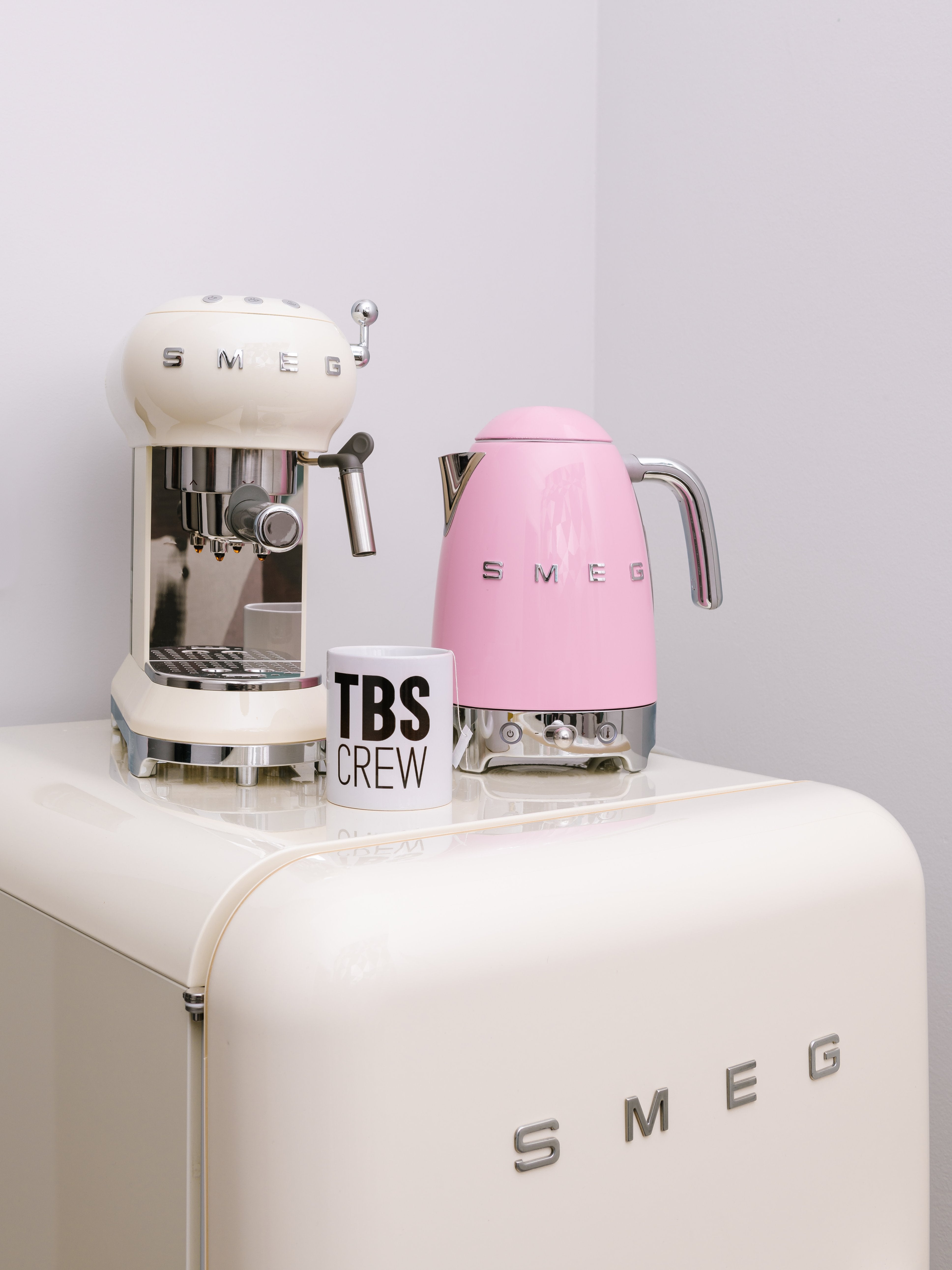 EAN 8017709228033 - Smeg KLF03PKEU tetera eléctrica 1,7 L 2400 W Rosa imagen 10