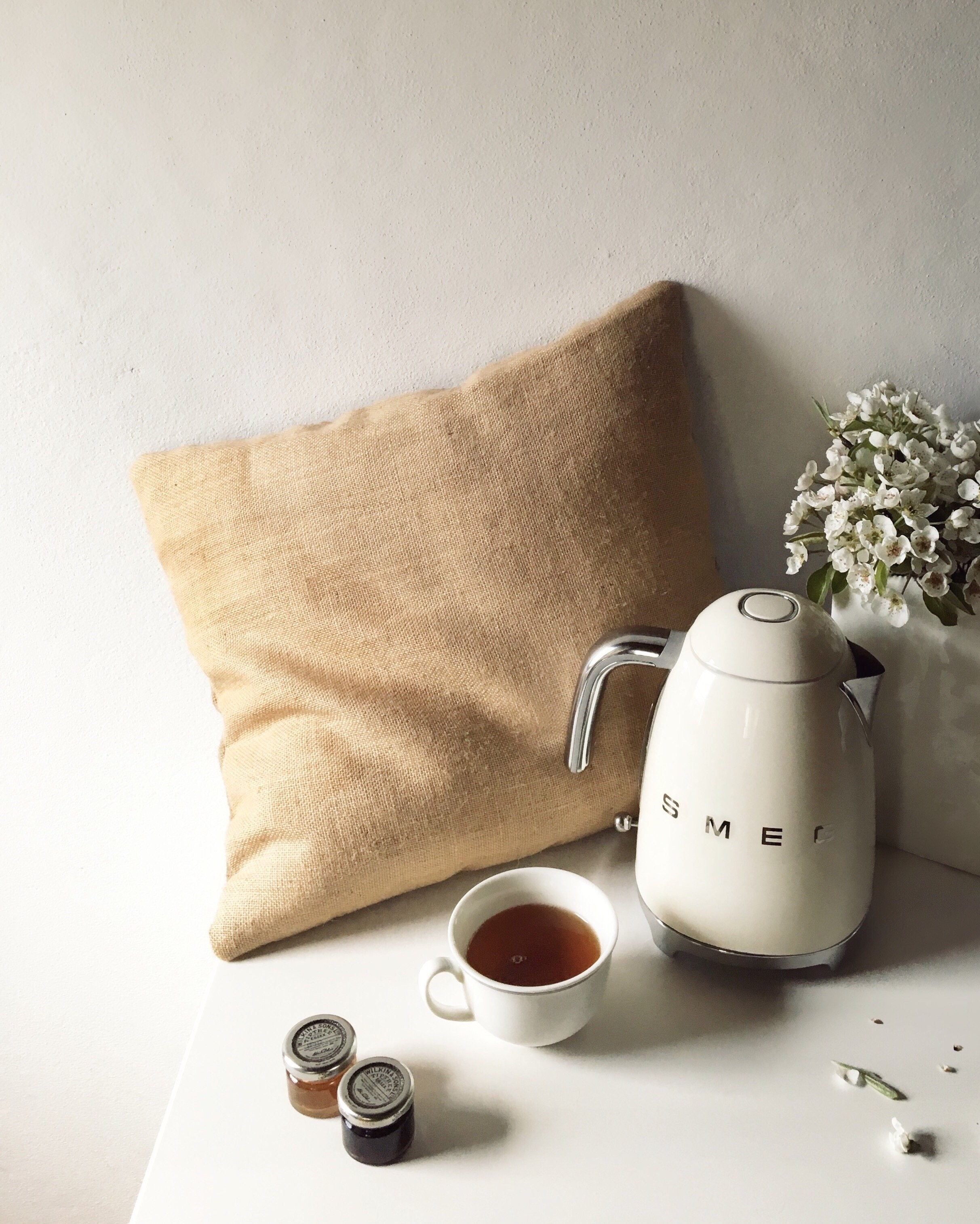 EAN 8017709227852 - Smeg KLF03CREU tetera eléctrica 1,7 L 2400 W Crema de color imagen 16