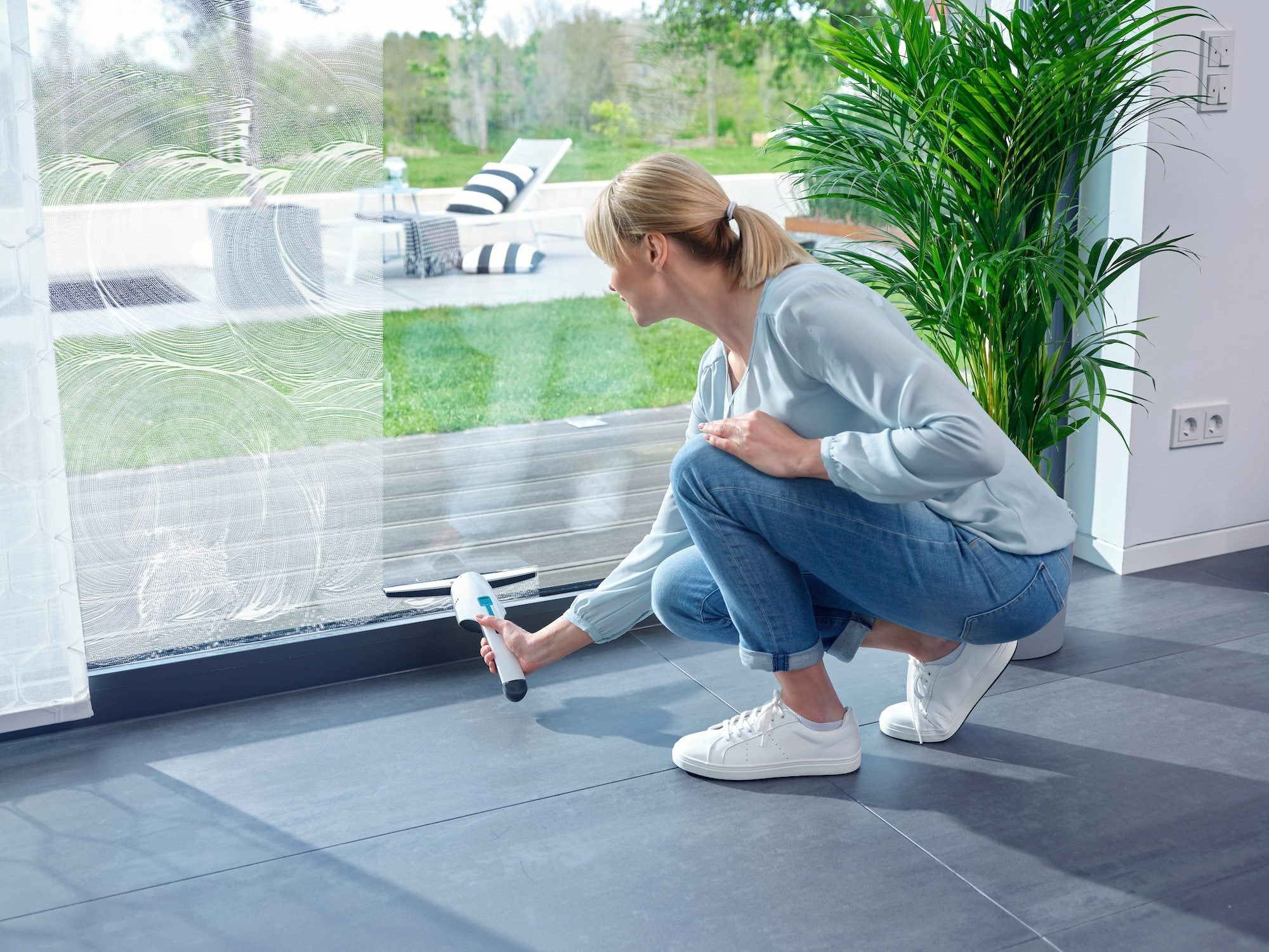 EAN 4006501510358 - Leifheit 51035 limpiador eléctrico ventana Negro, Azul, Blanco imagen 12