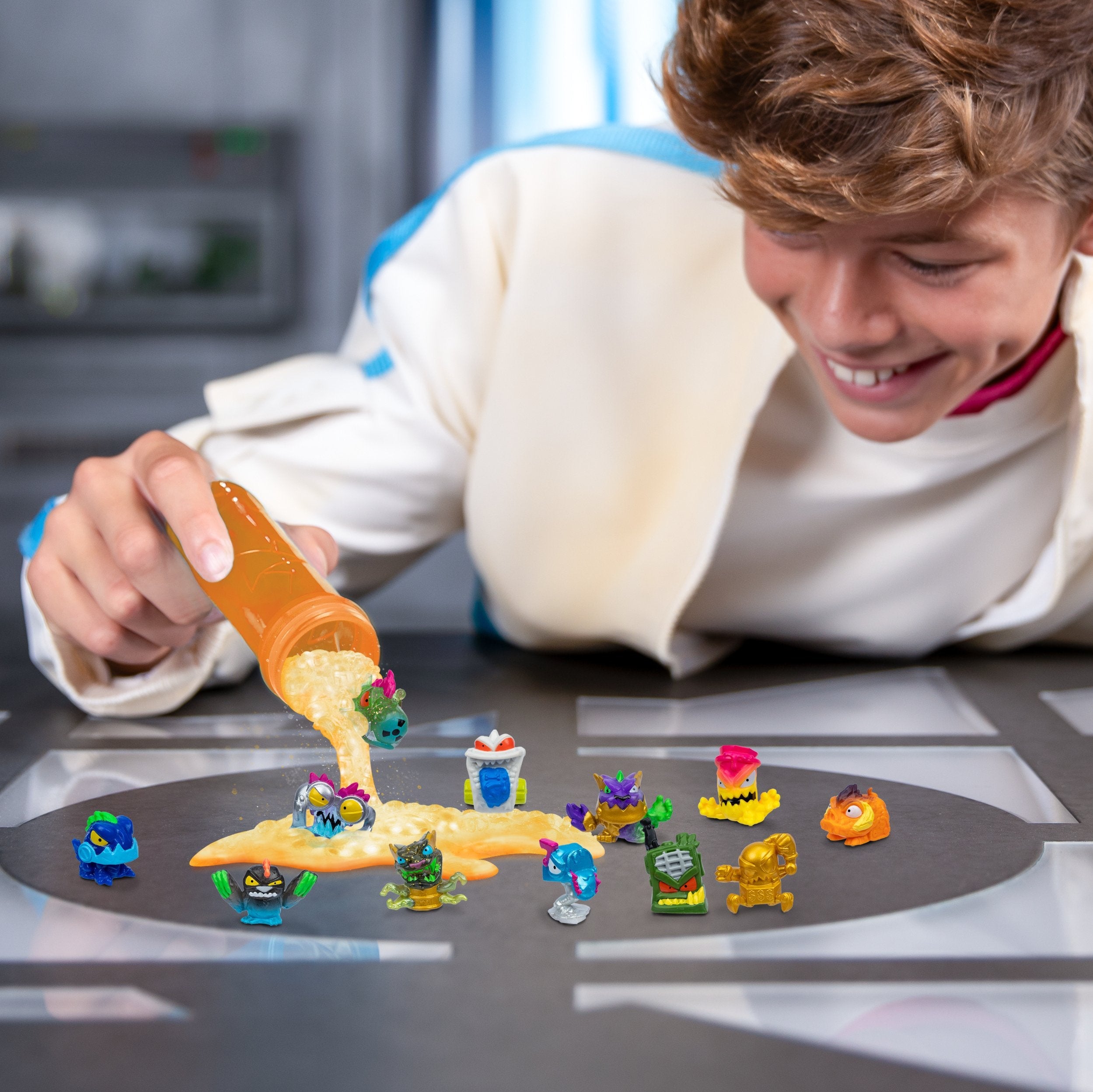 Moose Toys Ltd. Mrbeast Lab Swarms S2 Mega Lab 12 Pack - Sort 4 (Sortierter Artikel) 24752