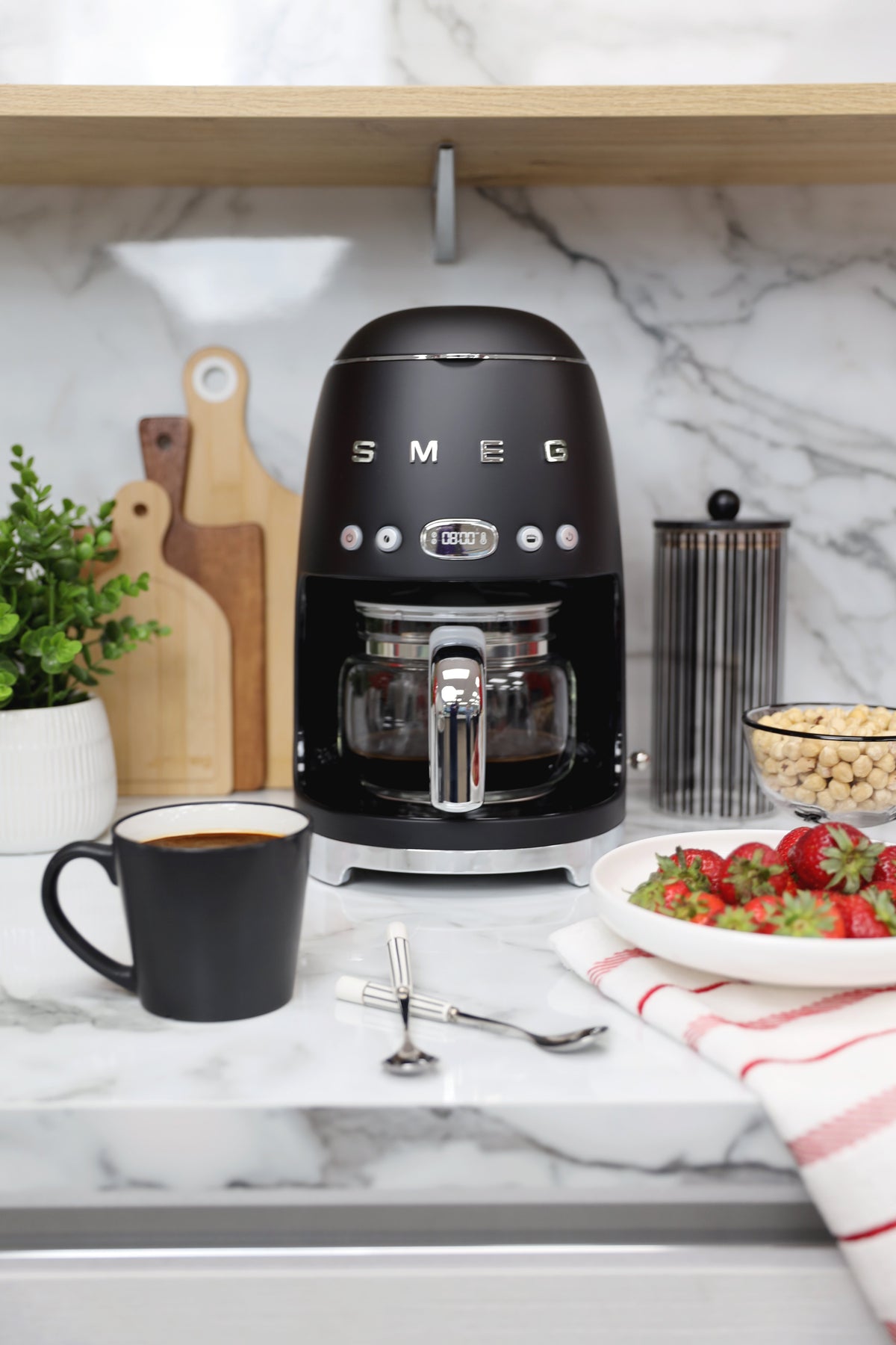 EAN 8017709329419 - Smeg DCF02BLMEU cafetera eléctrica Totalmente automática Cafetera de filtro 1,4 L imagen 11