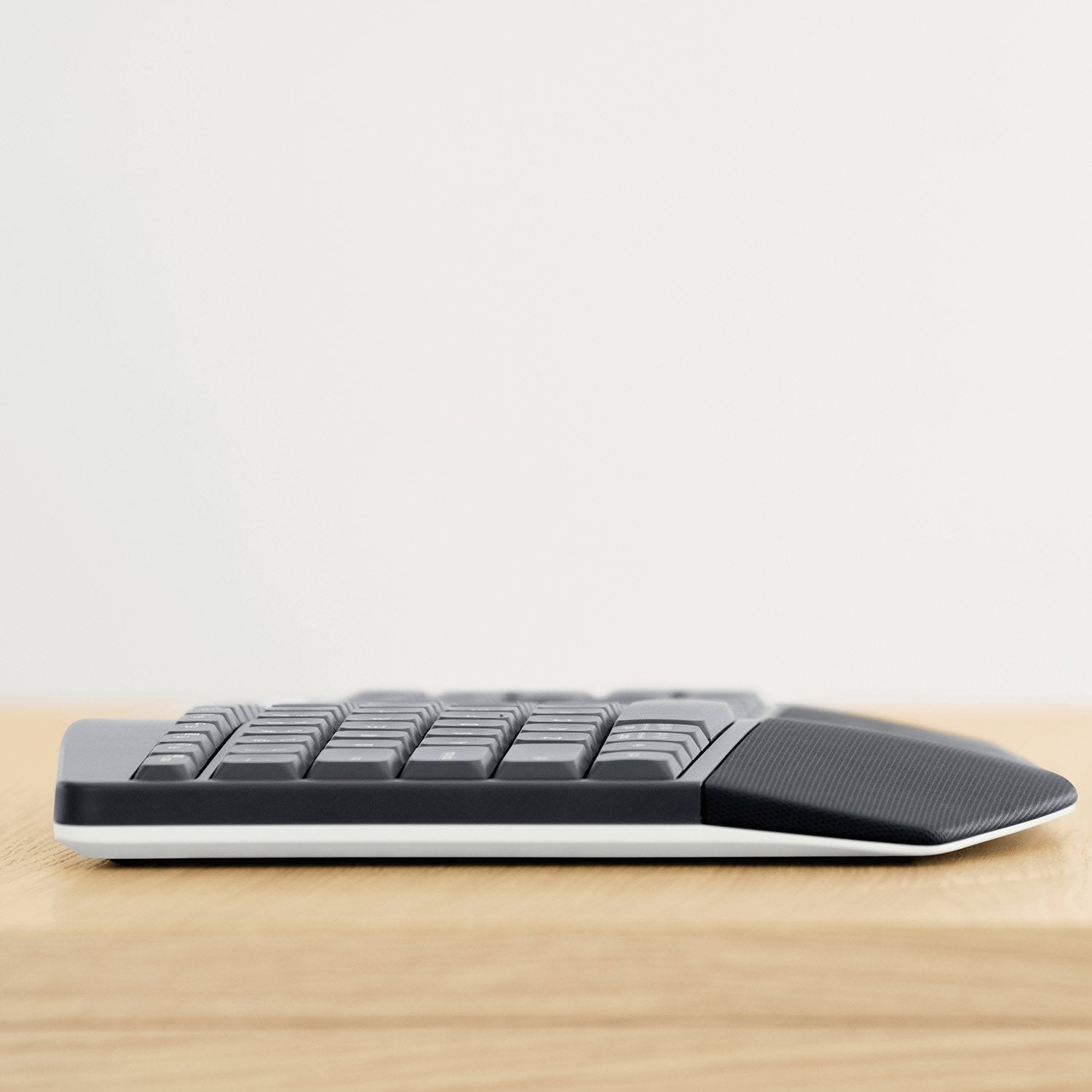 EAN 5099206066861 - Logitech 920-008225 teclado Ratón incluido Universal RF Wireless + Bluetooth AZERTY Belga Negro imagen 11