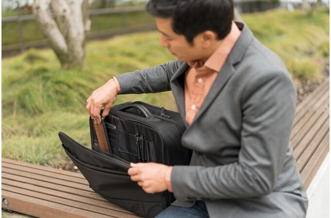 Kensington Contour 2.0 Business Laptop Roller 17inch