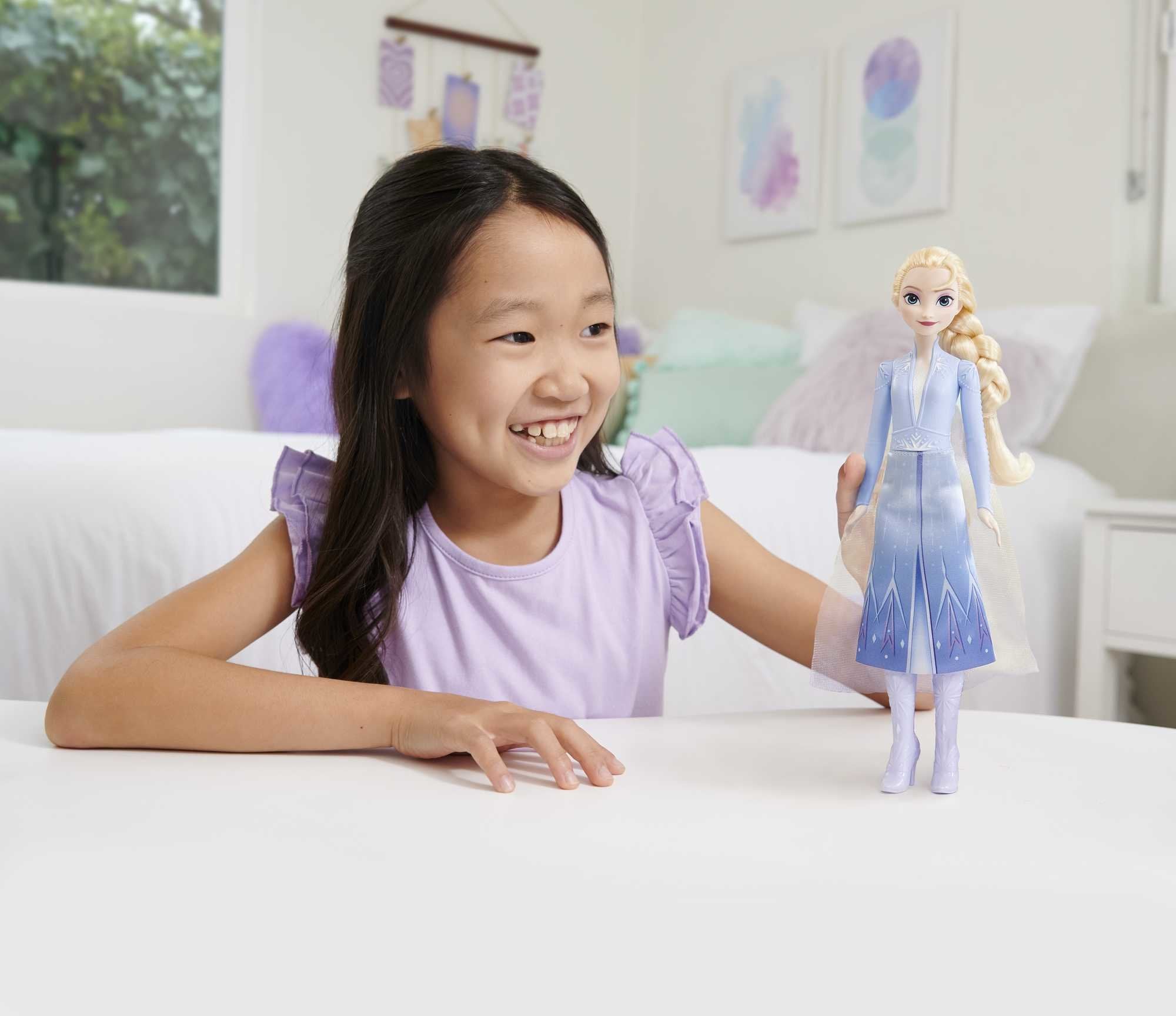 Mattel Disney Frozen - Elsa (Vestimenta Película 2), Muñeca Hlw48