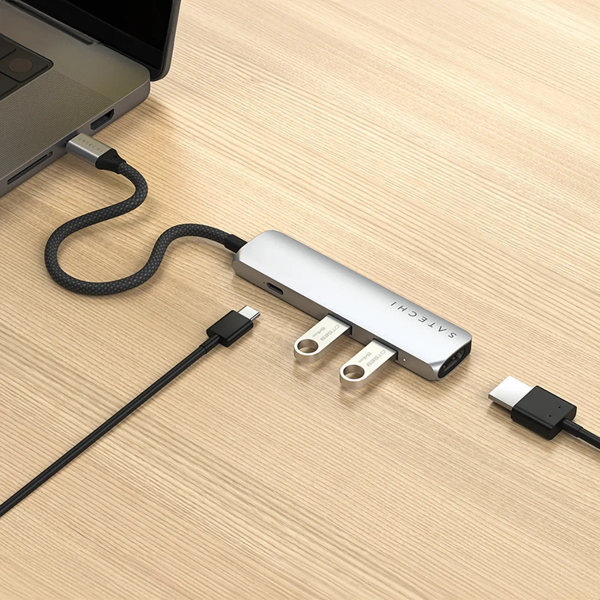 Satechi 4-W-1 Usb-C Slim Multiport 4k Usb-C (Usb-C, 4k Hdmi, 2x Usb-A) (Srebrny)