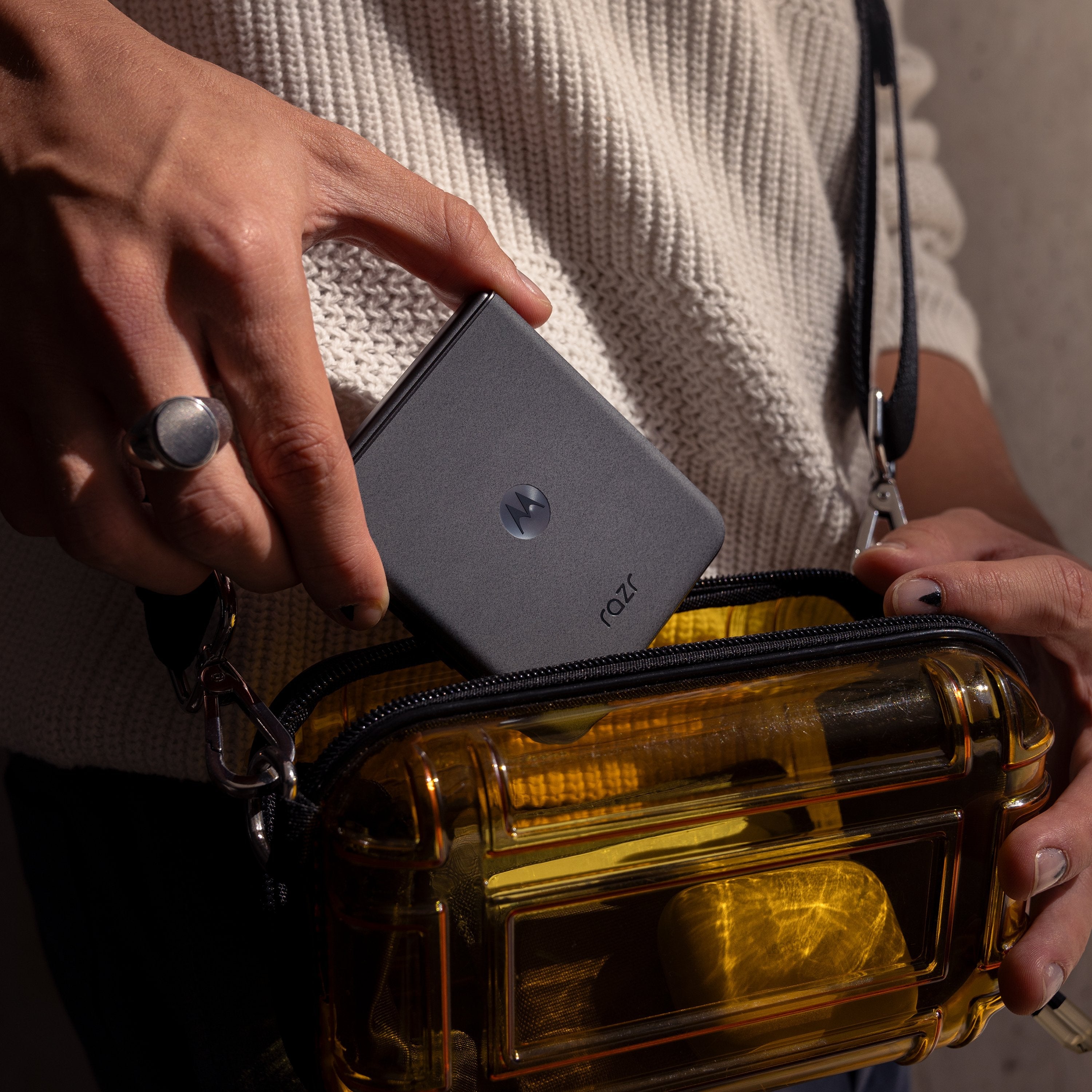 EAN 0840023261930 - Motorola razr 50 17,5 cm (6.9") SIM doble Android 14 5G USB Tipo C 8 GB 256 GB 4200 mAh Gris imagen 17