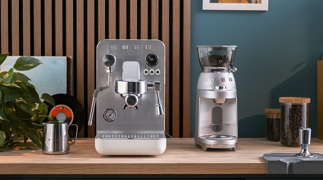 EAN 8017709347017 - Smeg EMC02WHMEU cafetera eléctrica Manual Máquina espresso 1,7 L imagen 25