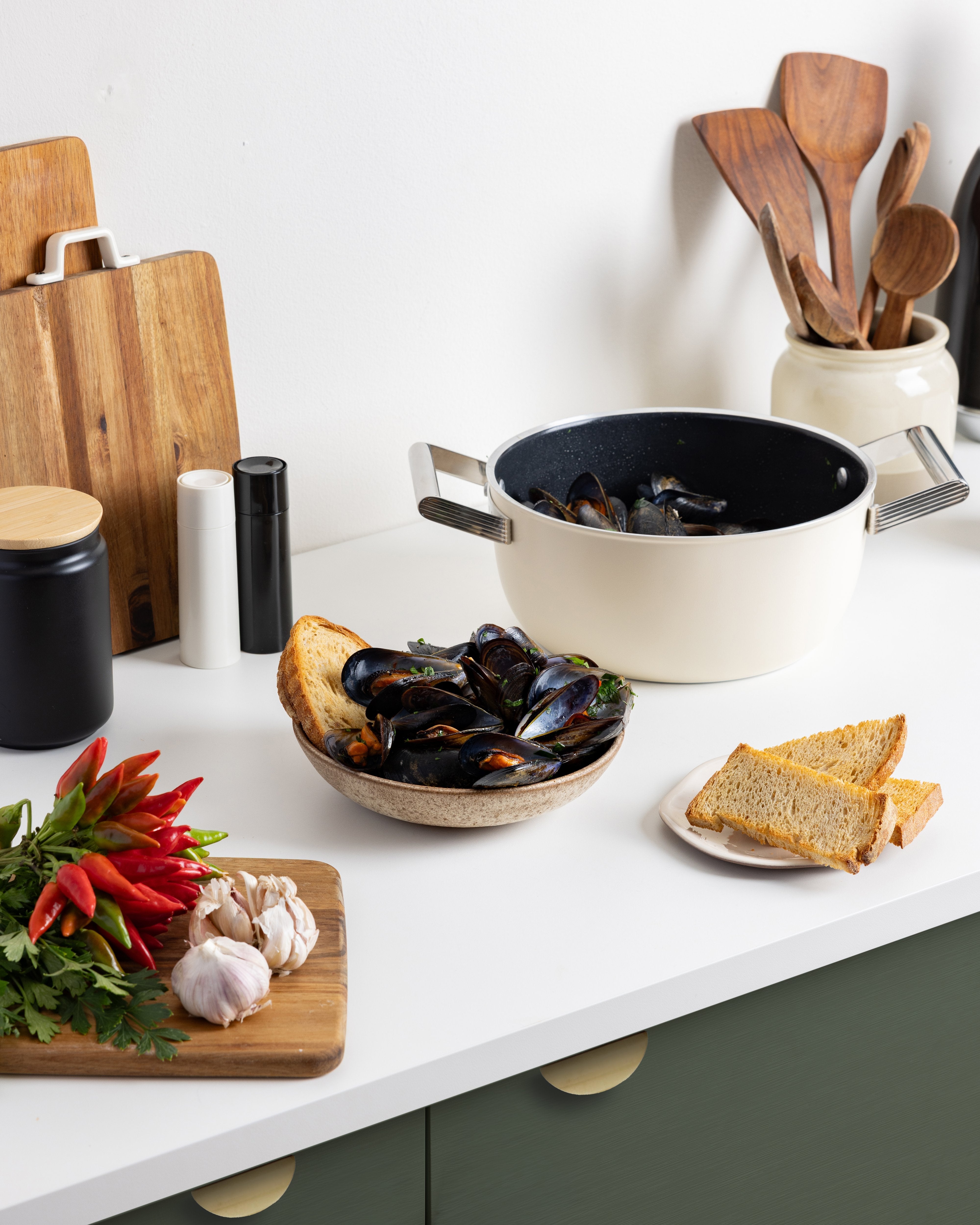 Smeg Csf2412crm Kasserolle, 24 Cm, Keramik, Edelstahlgriff, Cremefarben Matt