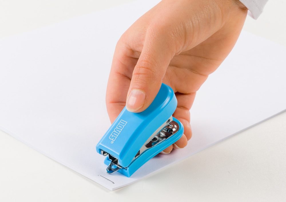 Novus Mini Grapadora Compacta - Hasta 12 Hojas - Grapado Cerrado Y Abierto - Incluye 320 Grapas - Color Azul
