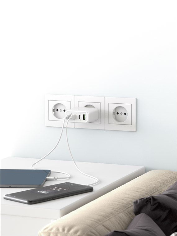 Cargador 68w Usb 4 Puert. 3 X Usb-C 1 X Usb-A Blanco Gan Pd Qc3.0 Salida Lateral Goobay