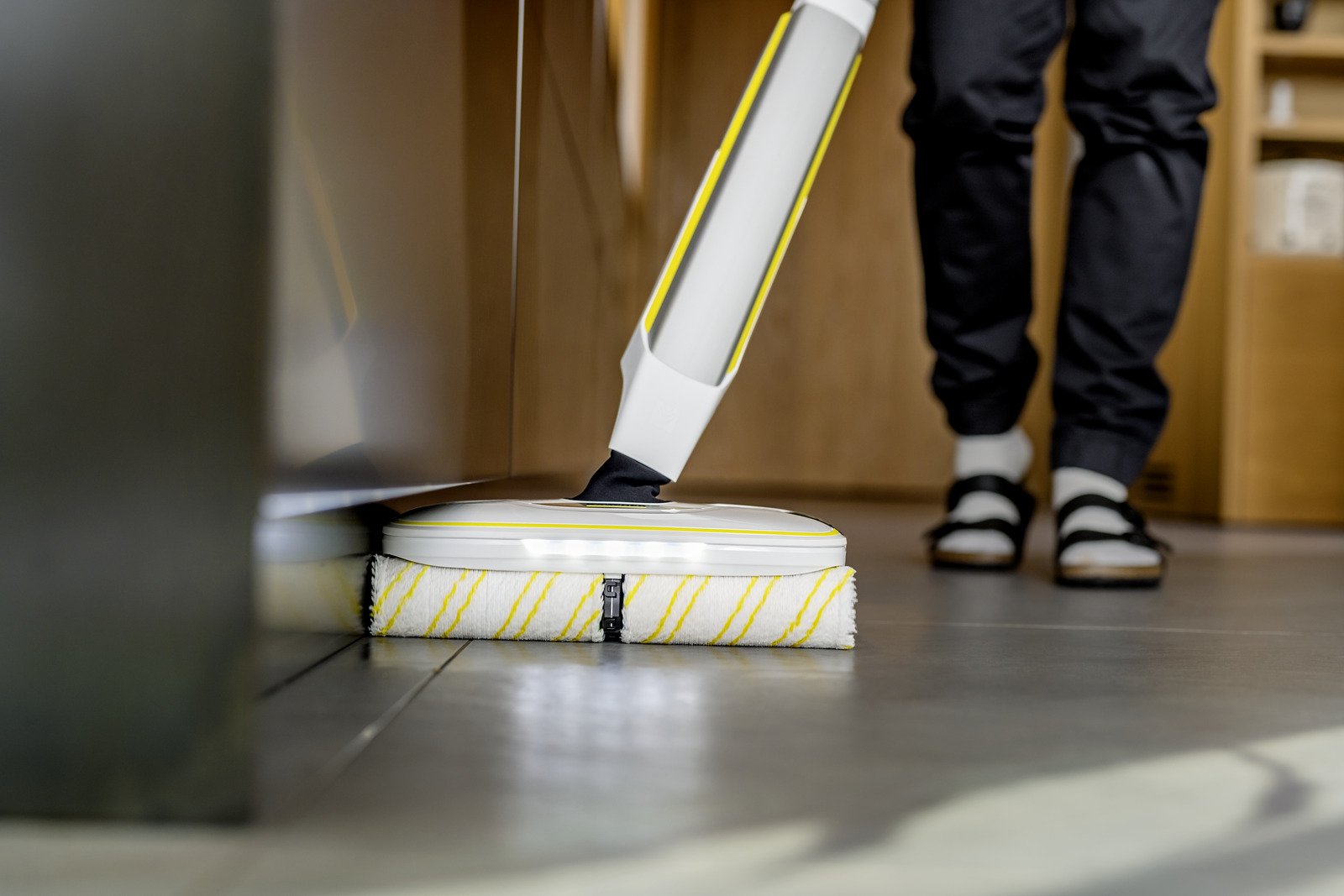 EAN 4066529000033 - Kärcher FC 8 Smart Signature Line Escoba eléctrica Batería Húmedo Sin bolsa Plata, Blanco, Amarillo 2,85 imagen 4