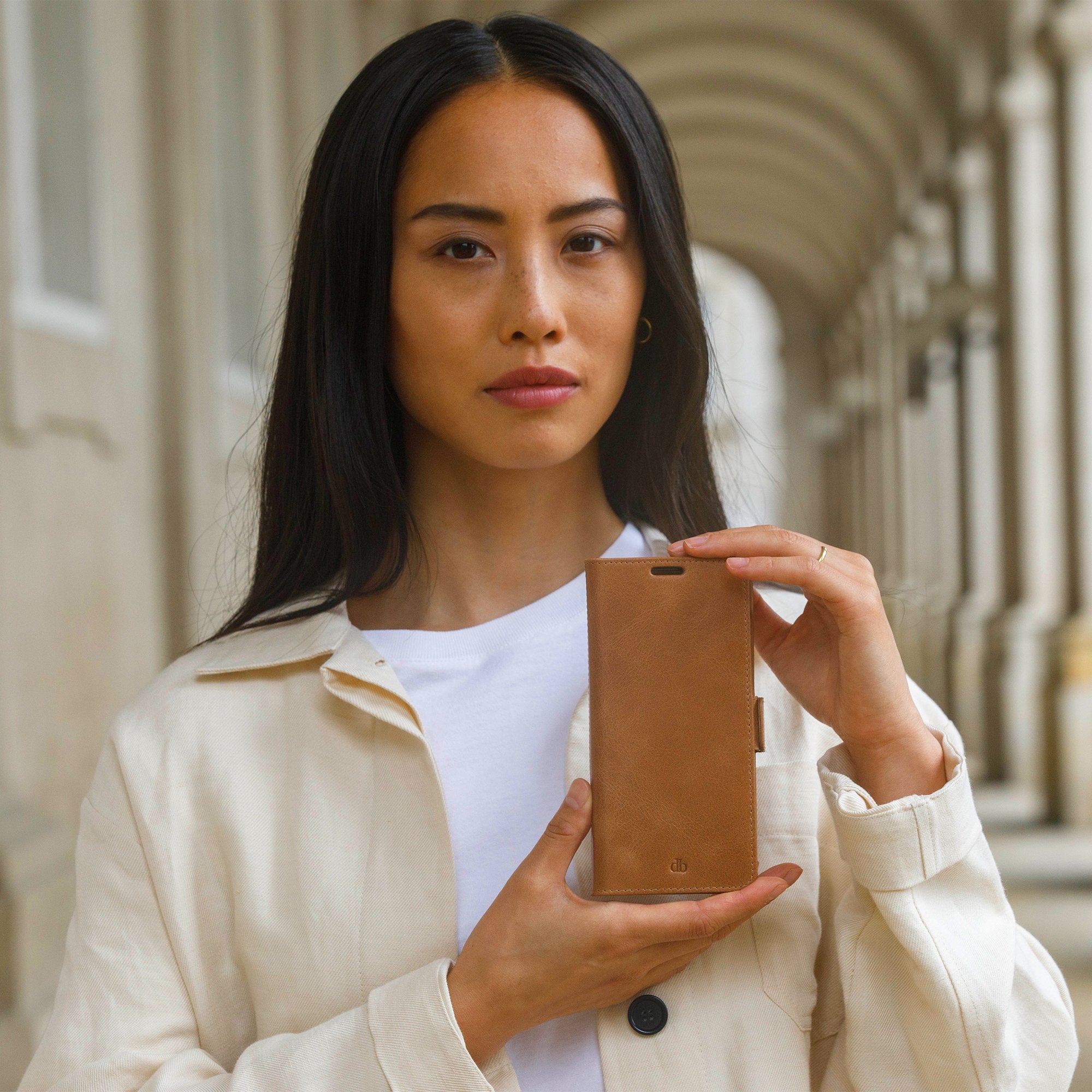 EAN 5711428016348 - dbramante1928 Lynge funda para teléfono móvil 17 cm (6.7") Folio Bronceado imagen 6