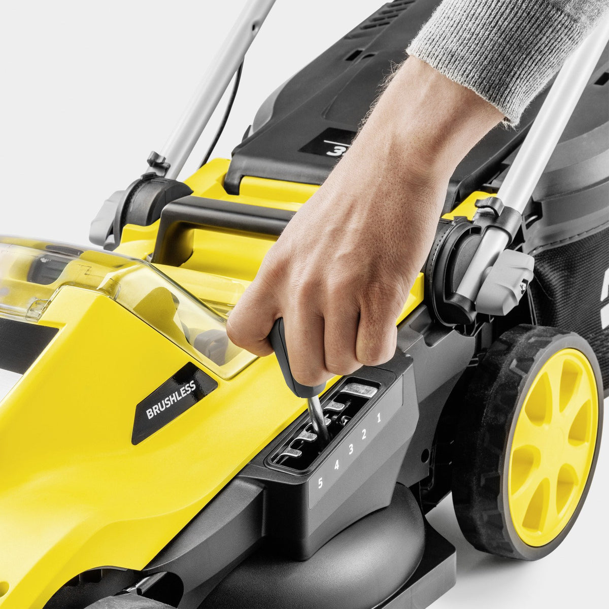 EAN 4066529036384 - Kärcher LMO 3-18 Cortacésped de empuje a gasolina Batería Amarillo, Negro imagen 4