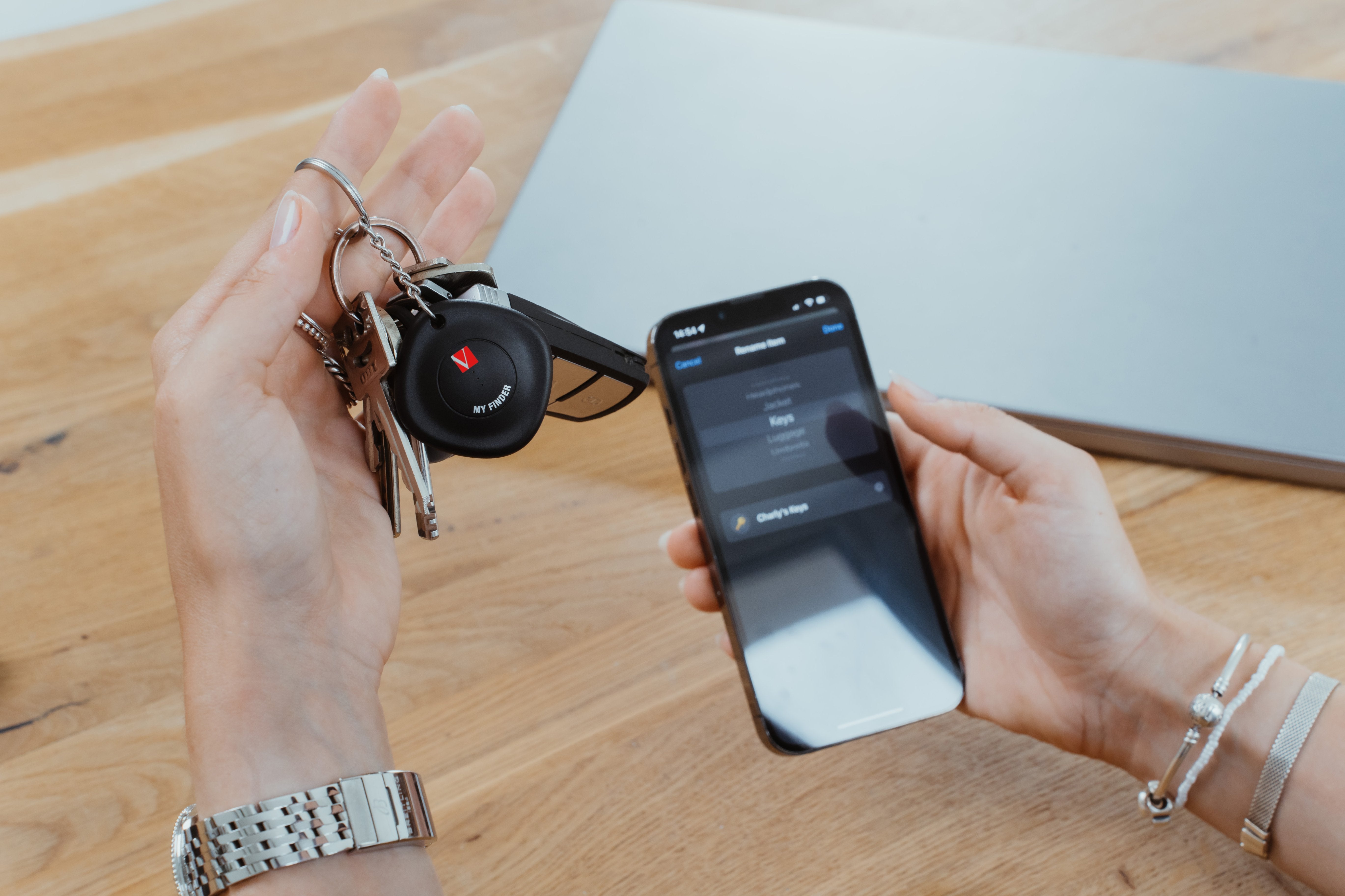 Localizador Verbatim My Finder Bluetooth Tracker Myf-02 Compatible Con Apple Incluye Llavero Y Pila Negro Y Blanco Pack De 2