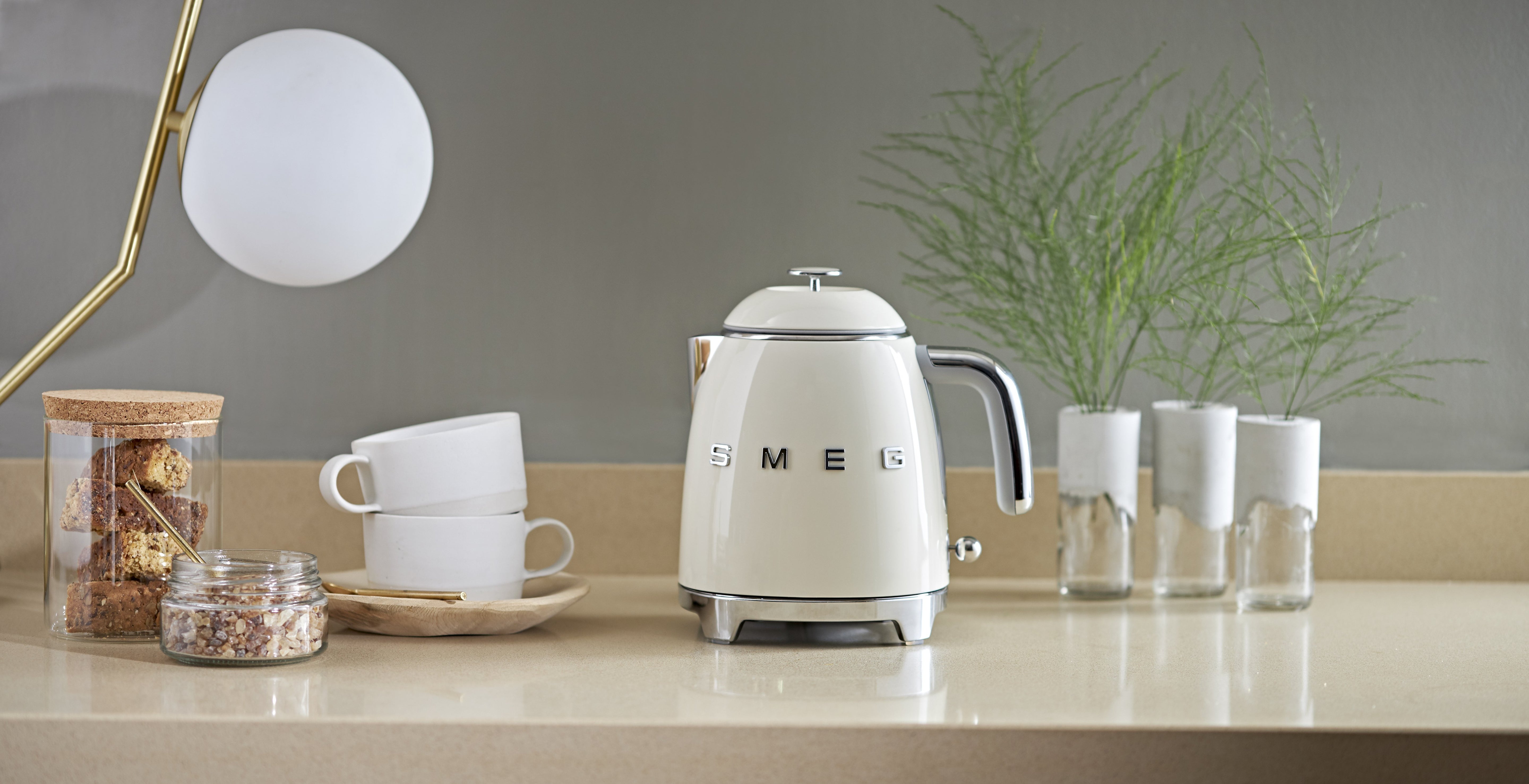 EAN 8017709302160 - Smeg KLF05CREU tetera eléctrica 0,8 L 1400 W Crema de color imagen 14