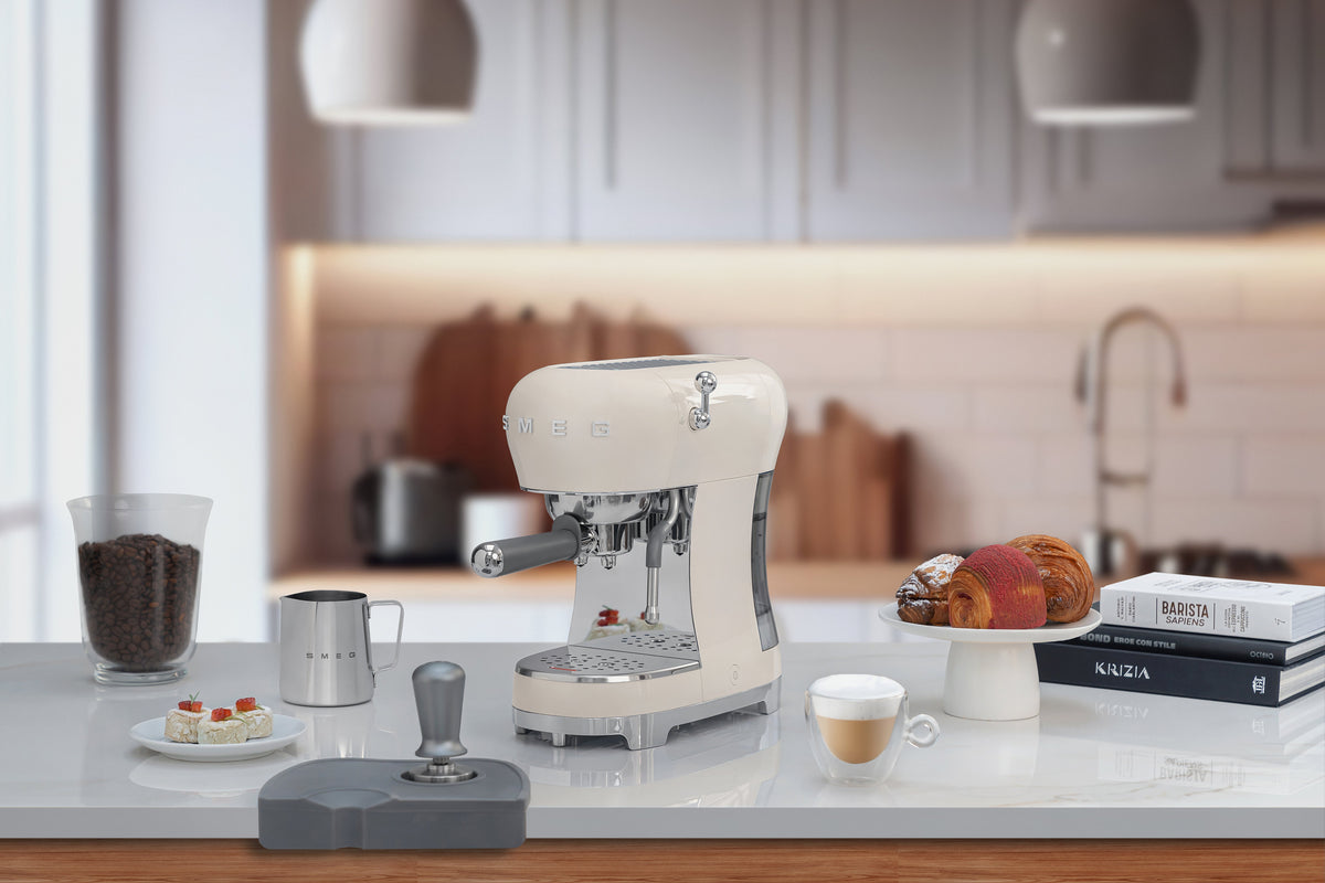 EAN 8017709324827 - Smeg ECF02CREU cafetera eléctrica Manual Máquina espresso 1,1 L imagen 9