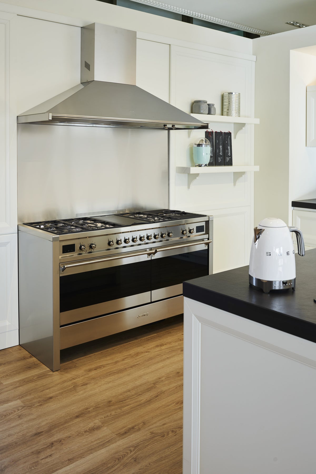 EAN 8017709231811 - Smeg KLF04WHEU tetera eléctrica 1,7 L 2400 W Blanco imagen 4