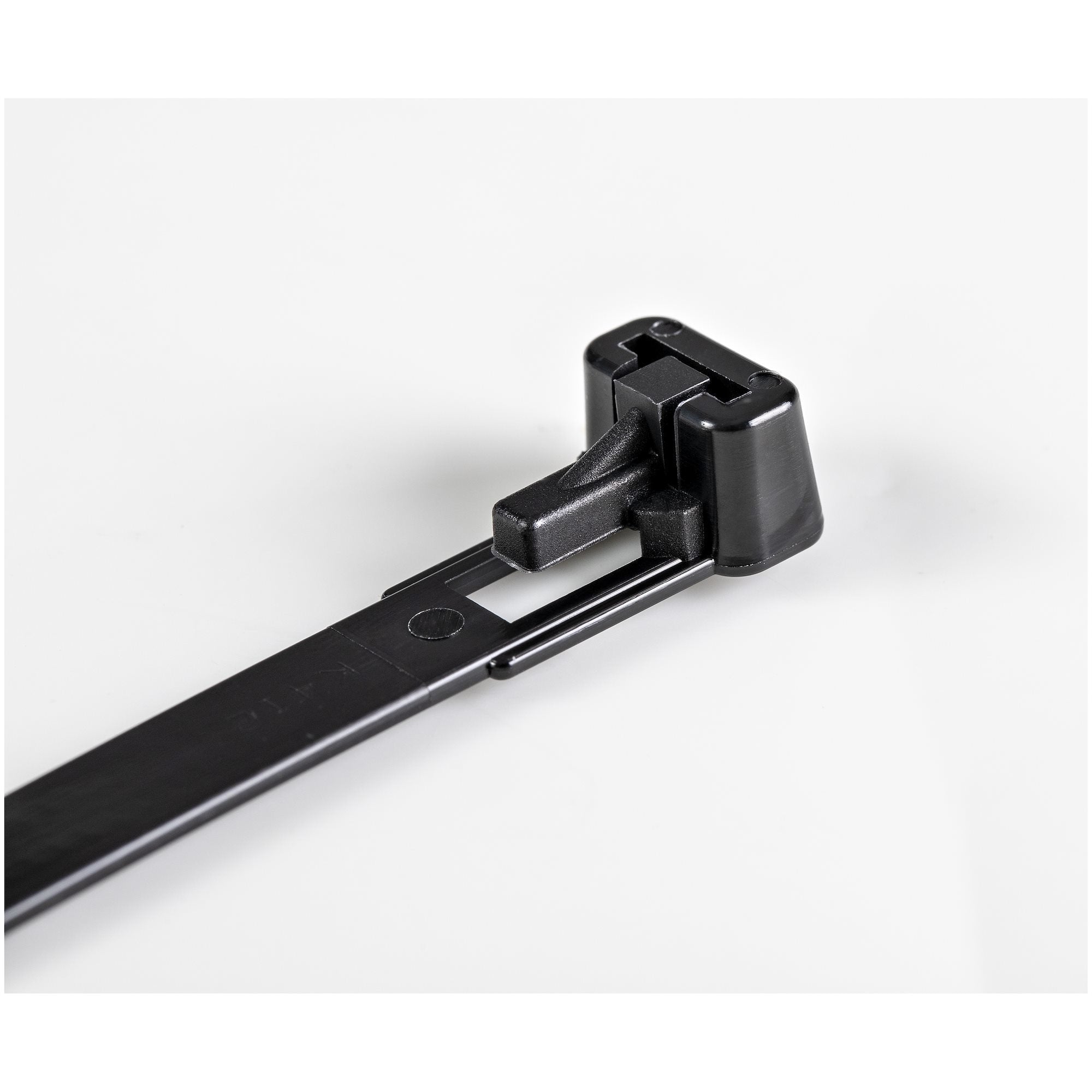 EAN 0065030890458 - StarTech.com CBMZTRB6BK presilla Brida reutilizable Nylon, Plástico Negro 100 pieza(s) imagen 2