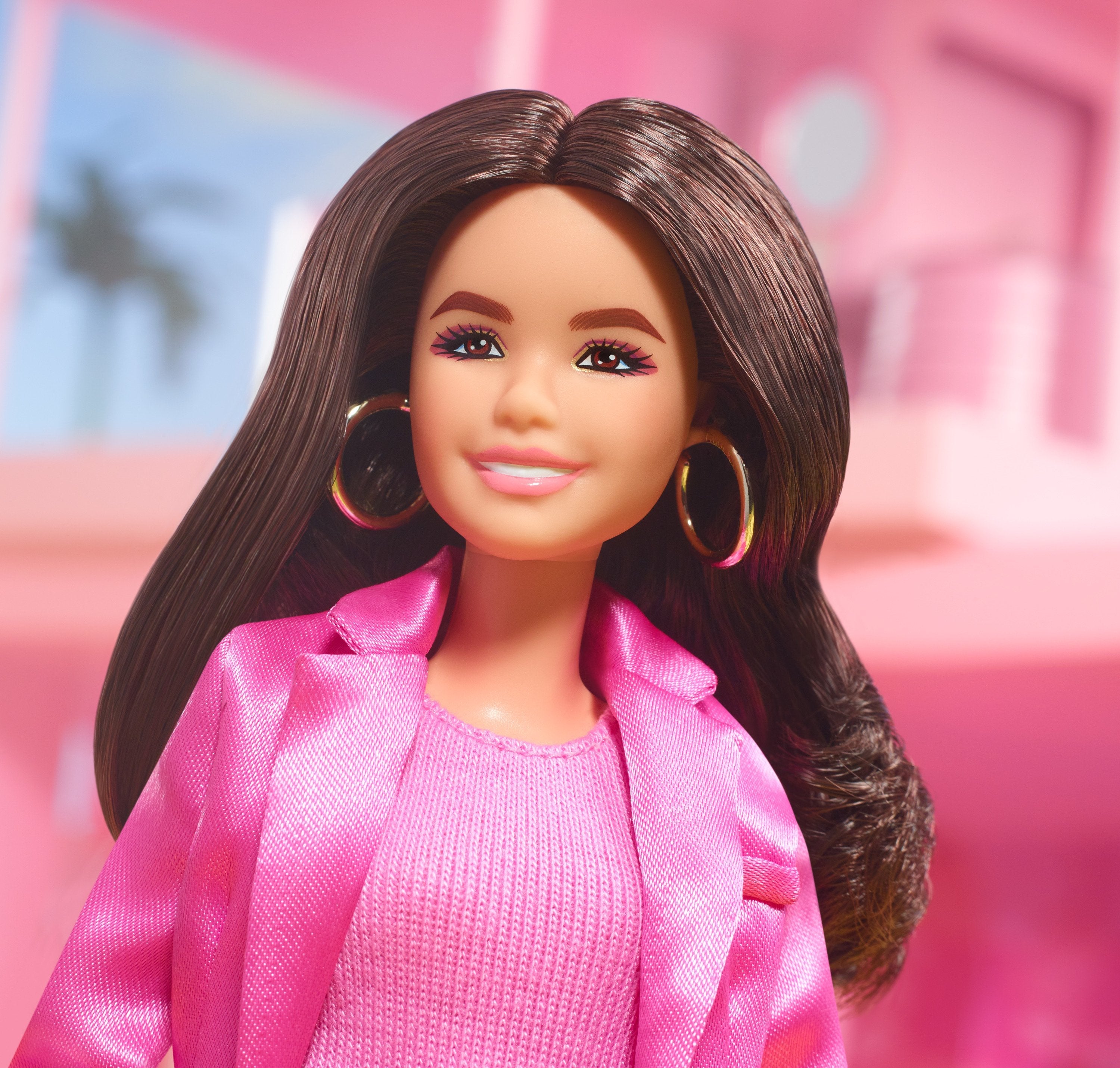 Mattel Barbie Signature The Movie - America Ferrera Como La Muñeca Gloria De La Película En Un Traje Pantalón De Tres Piezas En Rosa, Figura De Juguete