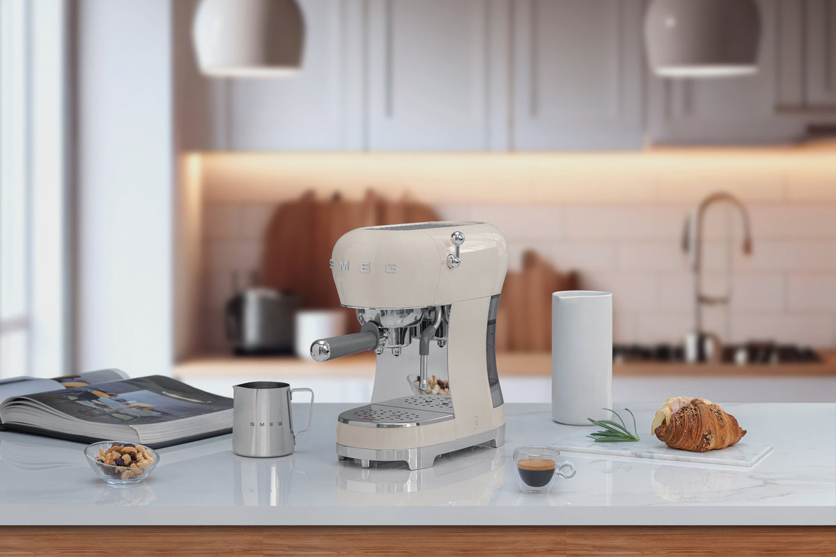 EAN 8017709324827 - Smeg ECF02CREU cafetera eléctrica Manual Máquina espresso 1,1 L imagen 8