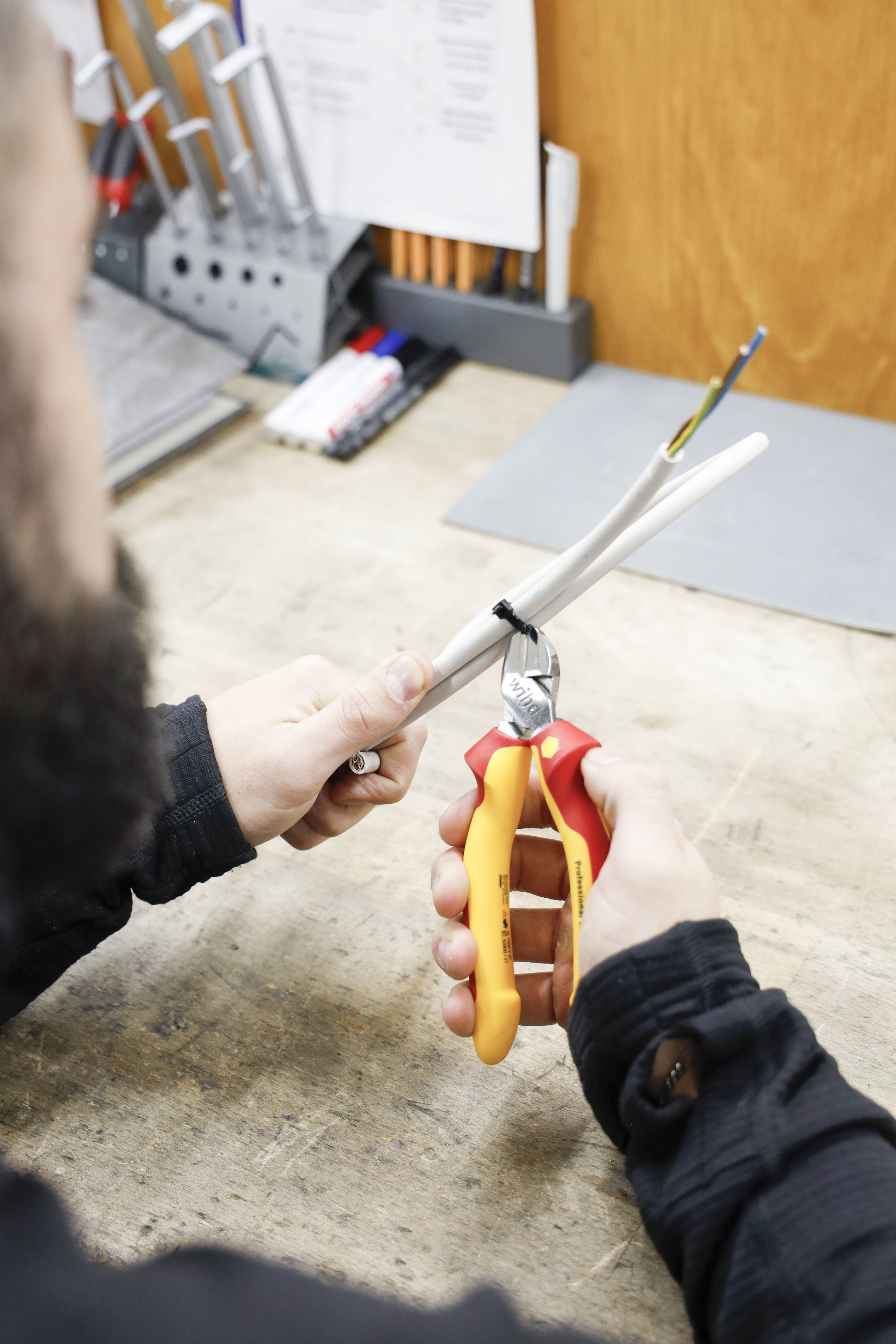 Wiha Seitenschneider Professional Electric (Rojo/Amarillo, Mit Dynamicjoint) 43340