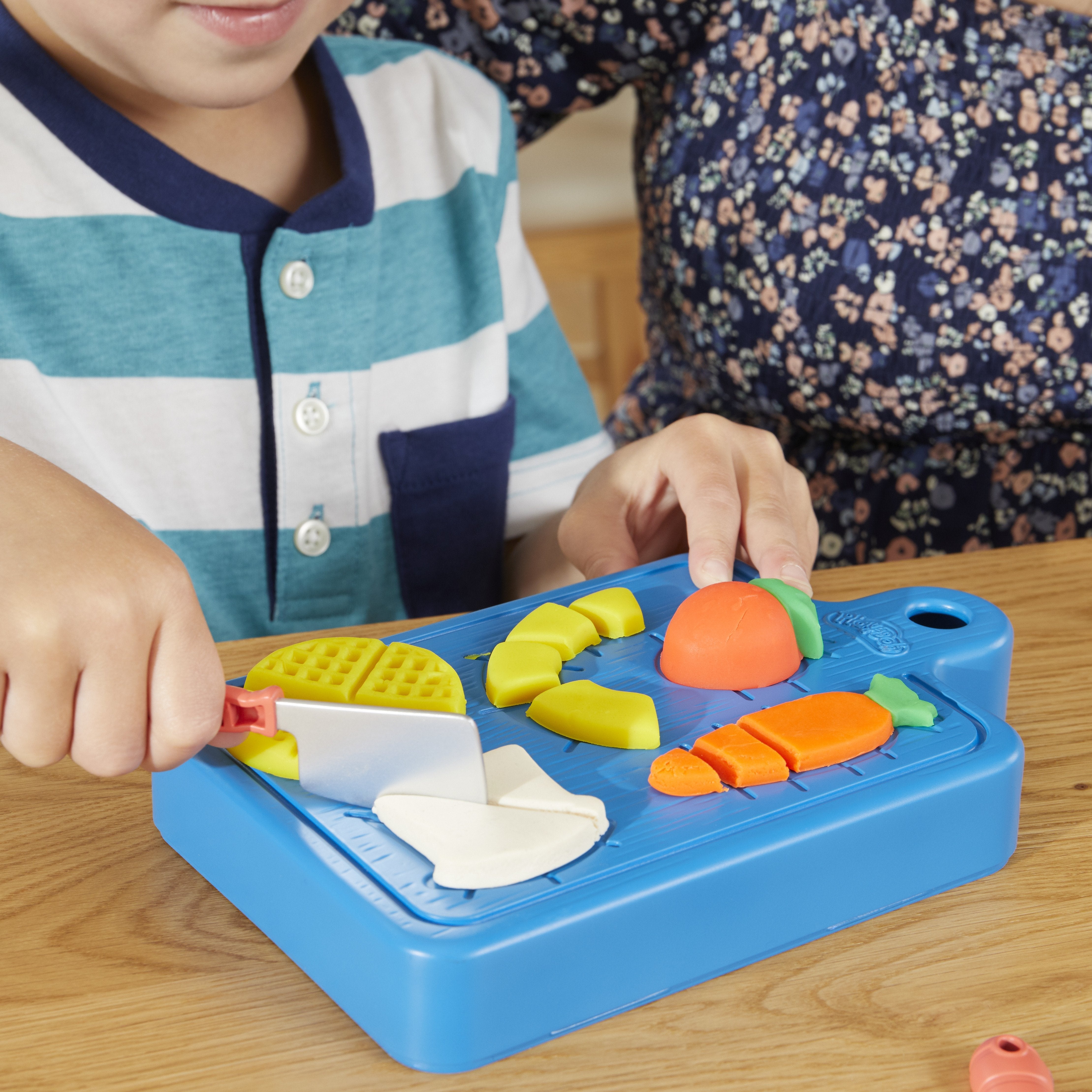 Hasbro Play-Doh Little Chef Starter Kit, Amasar F69045l0