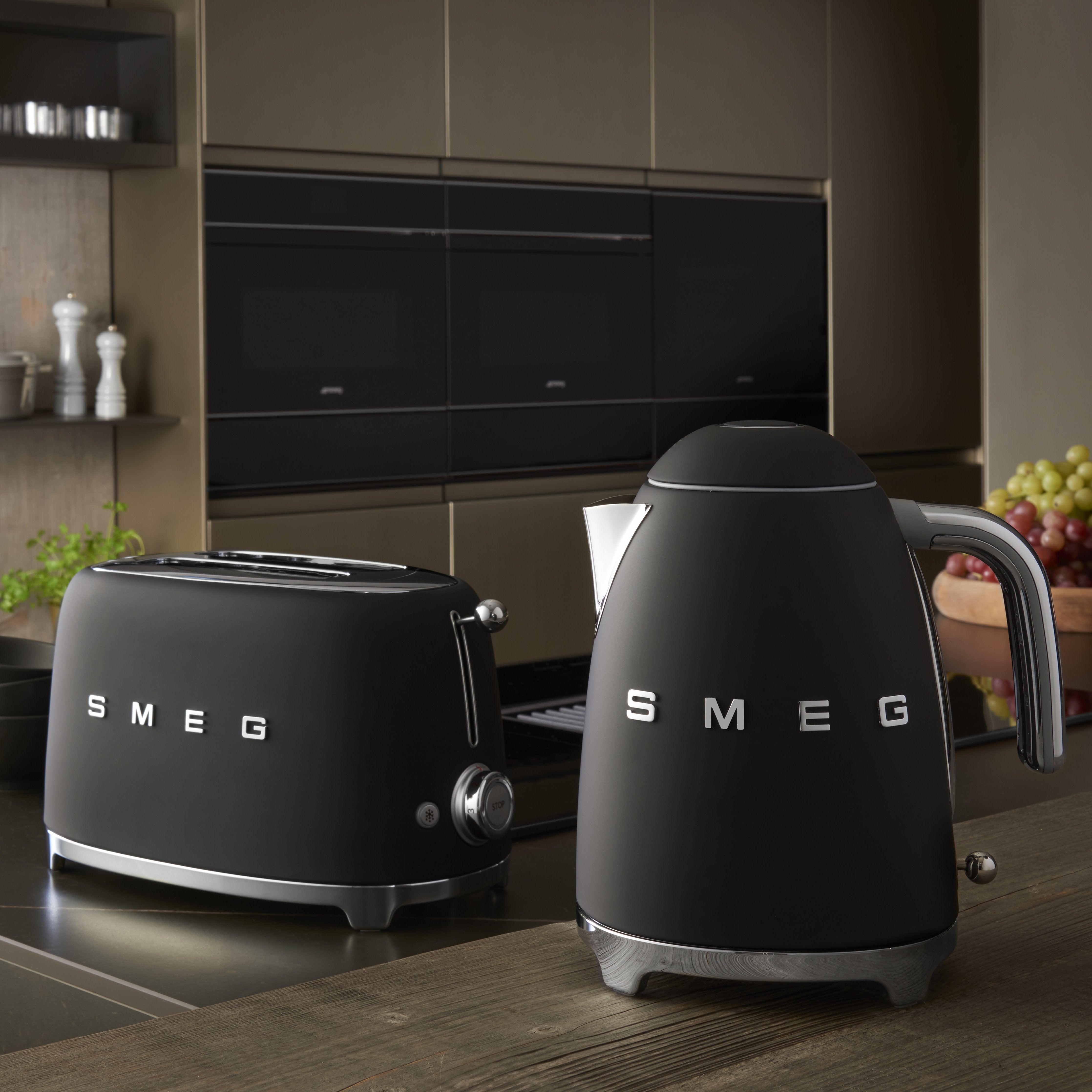 EAN 8017709290795 - Smeg KLF03BLMEU tetera eléctrica 1,7 L 2400 W Negro, Cromo imagen 14