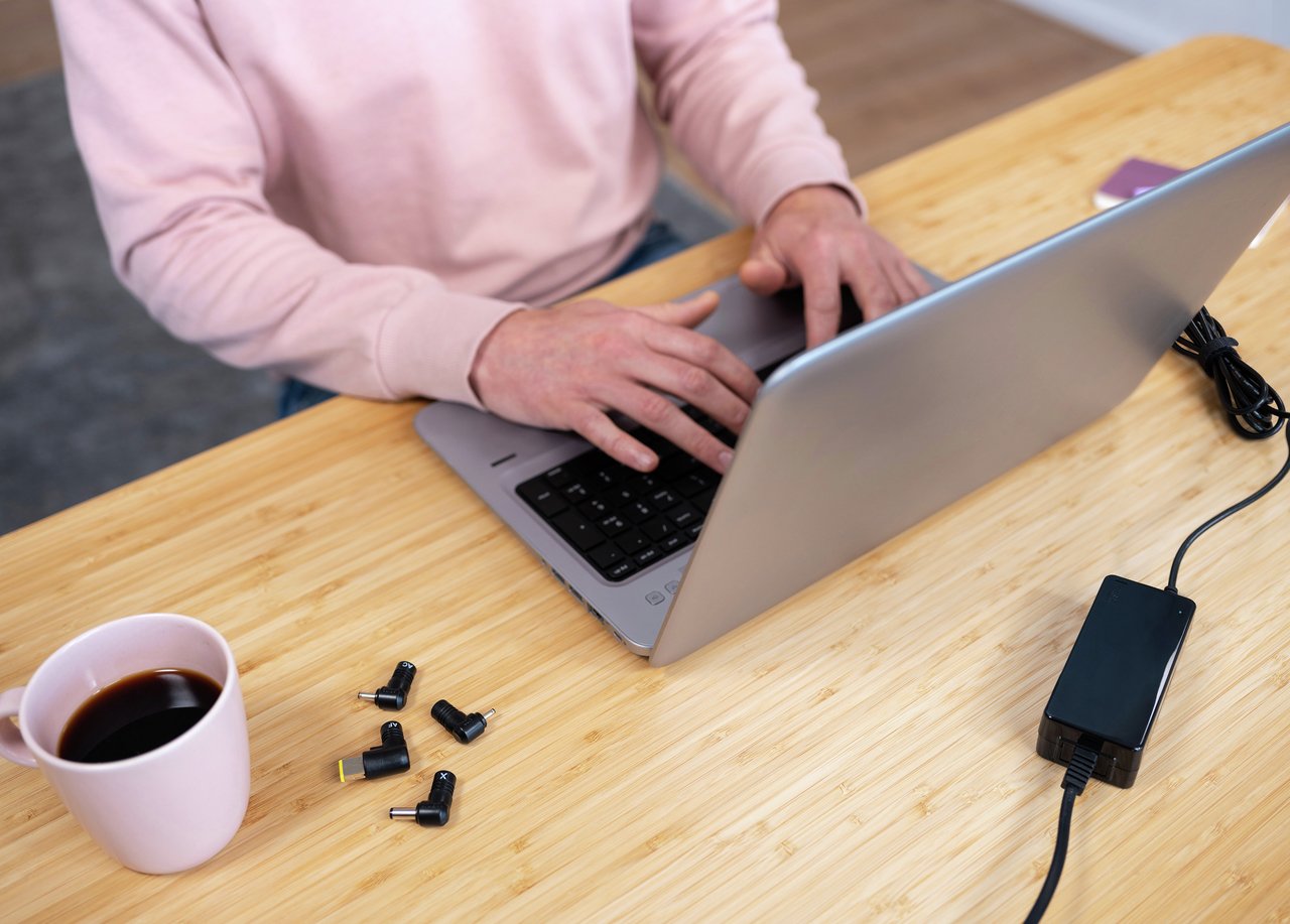 EAN 8713439219043 - Trust Primo adaptador e inversor de corriente Interior 45 W Negro imagen 5