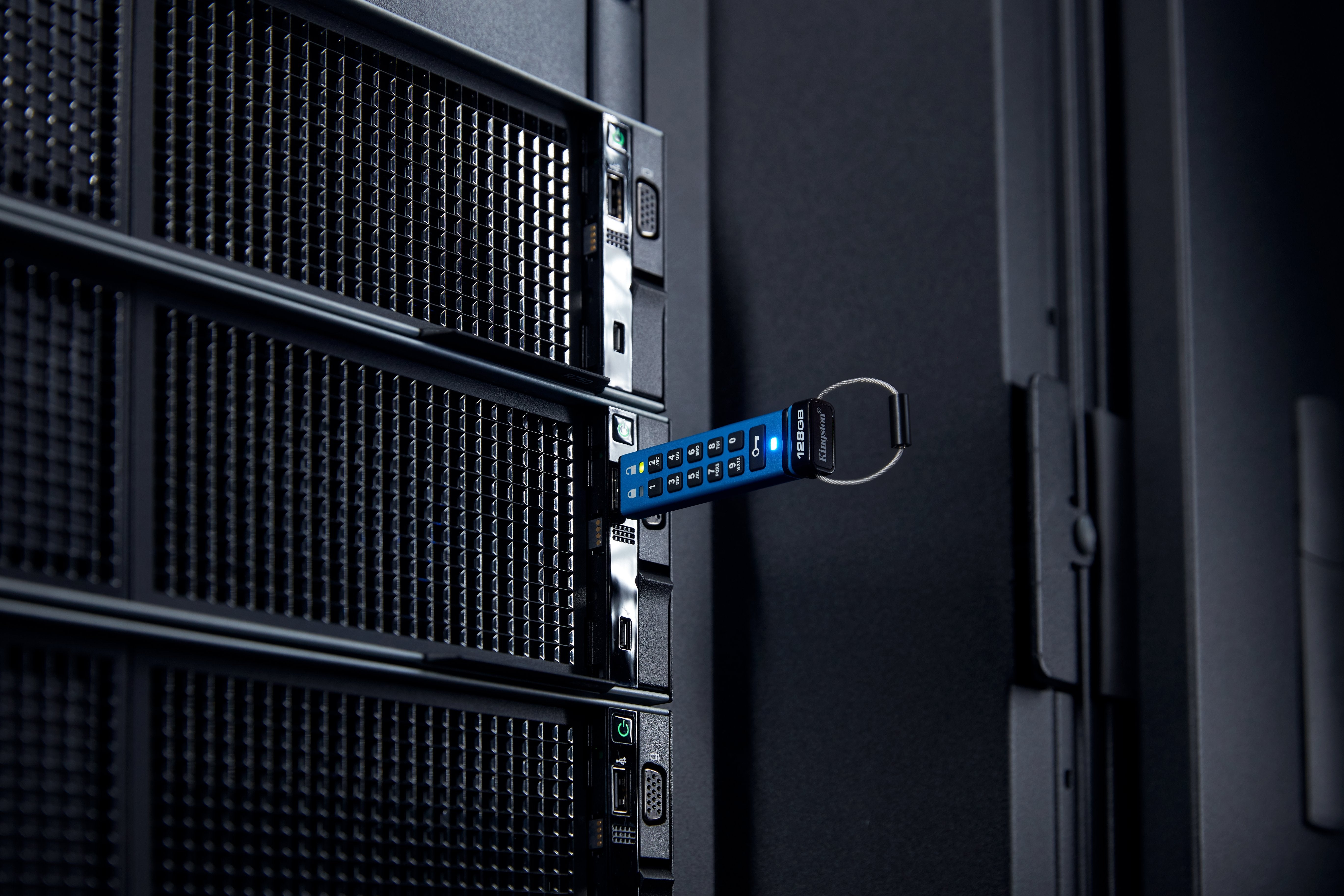 EAN 0740617336610 - Kingston Technology IronKey Keypad 200 unidad flash USB USB Tipo C 3.2 Gen 1 (3.1 Gen 1) Azul imagen 7