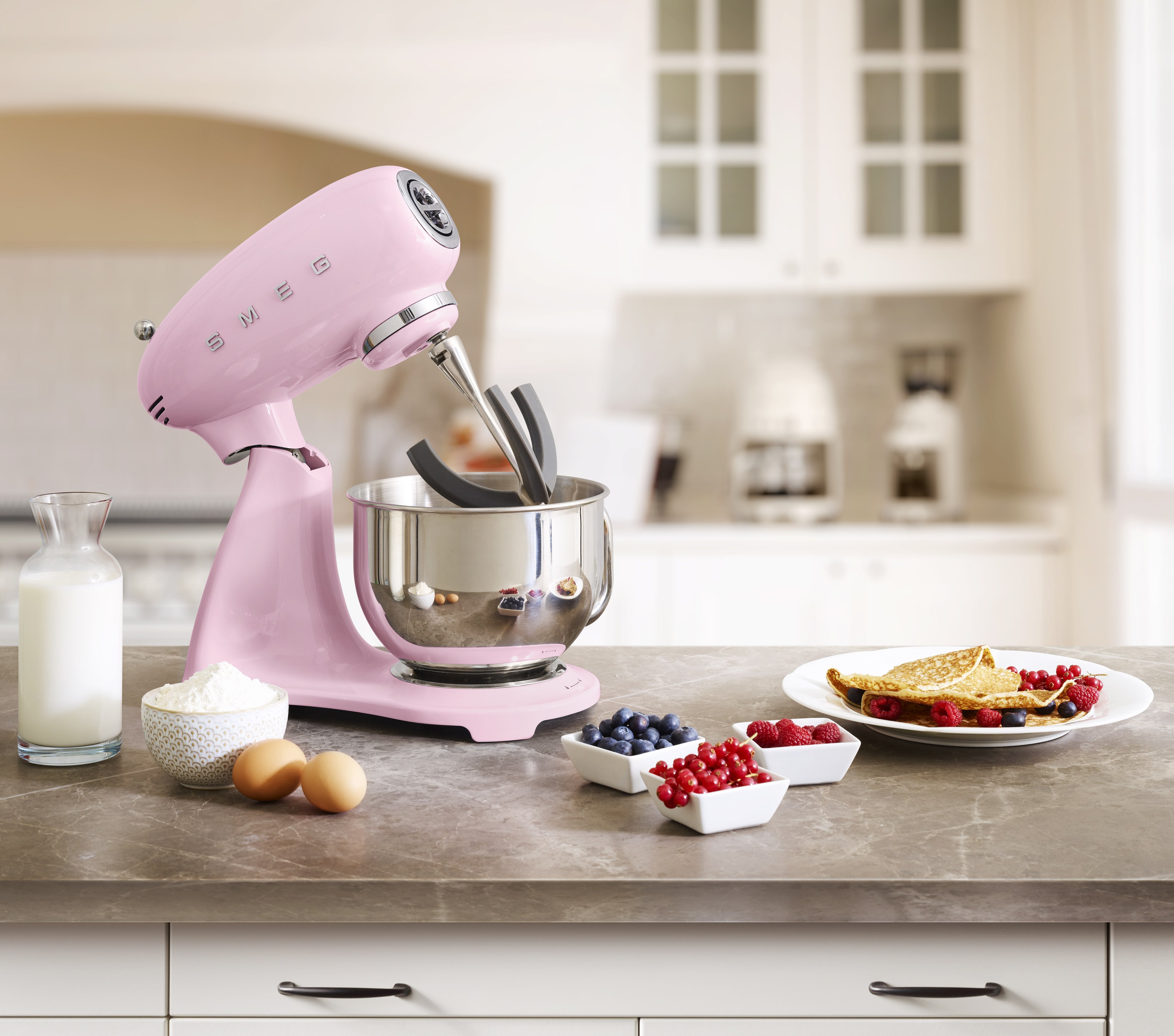 EAN 8017709319212 - Smeg SMF03PKEU batidora Batidora de varillas 800 W Rosa imagen 14