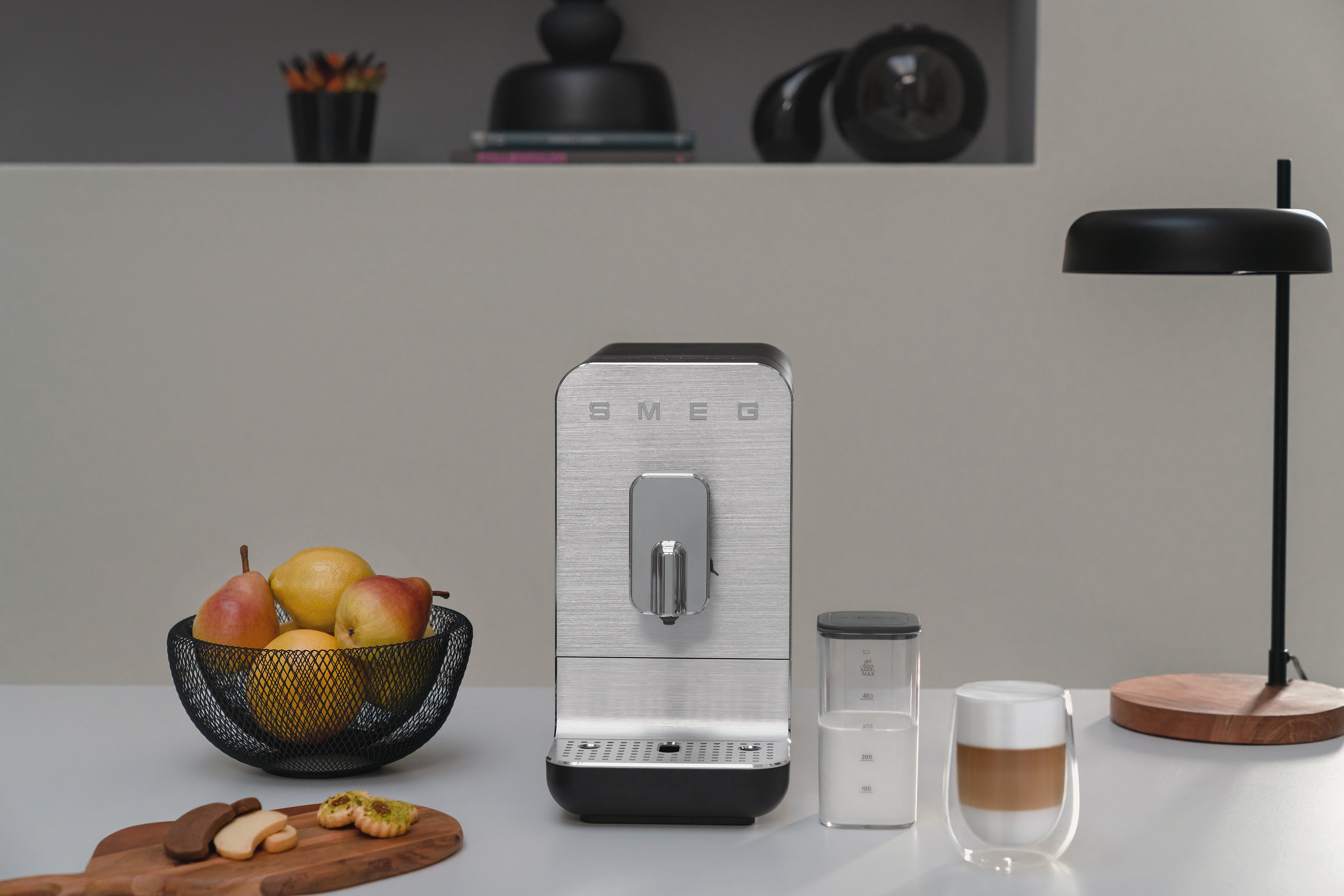 EAN 8017709334970 - Smeg BCC13BLMEU cafetera eléctrica Totalmente automática Máquina espresso 1,4 L imagen 33