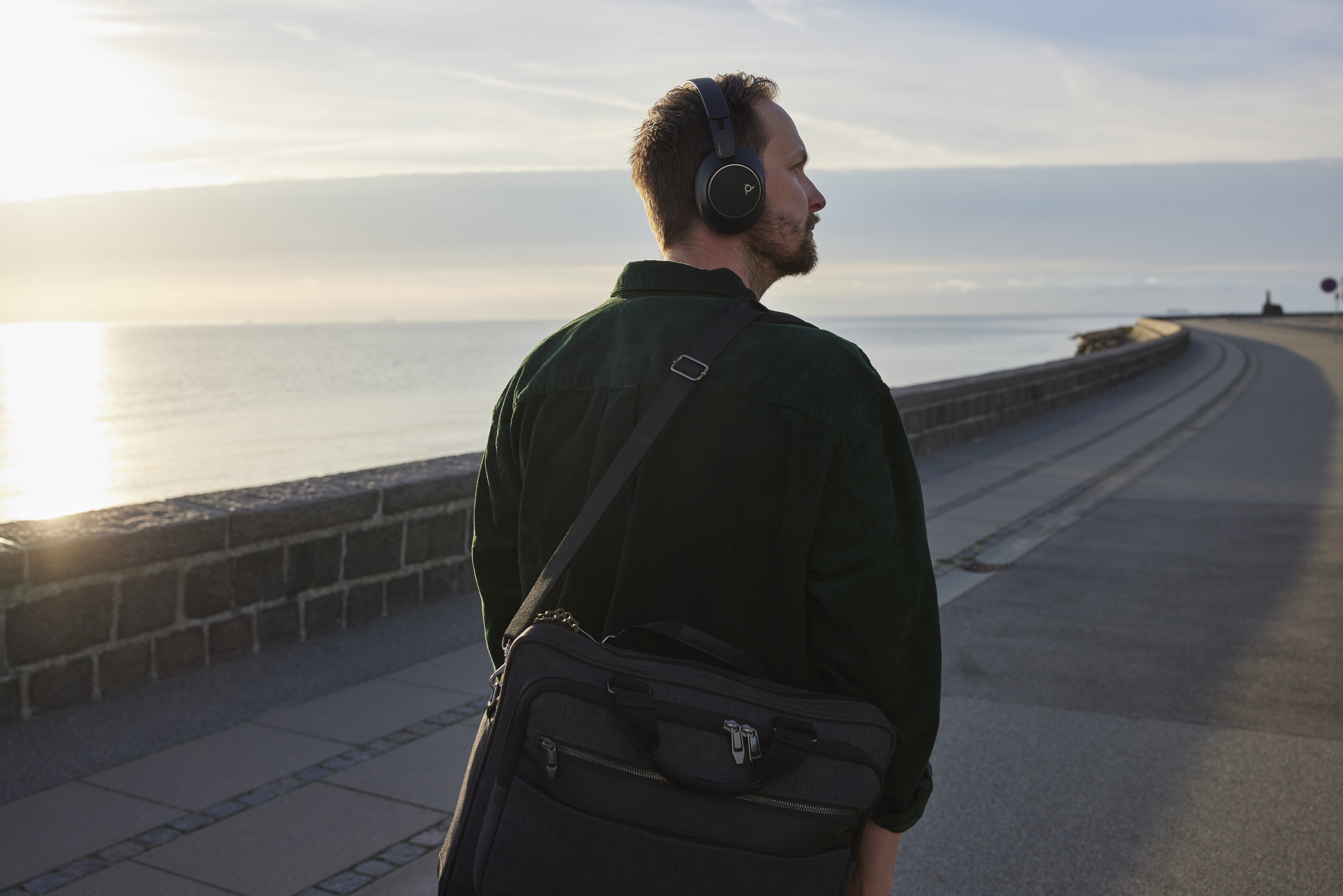 EAN 5715063465264 - Poly Voyager Surround 85 UC Microsoft Teams Certified USB-C Headset +USB-C/A Adapter +Charging Stand Inal imagen 3