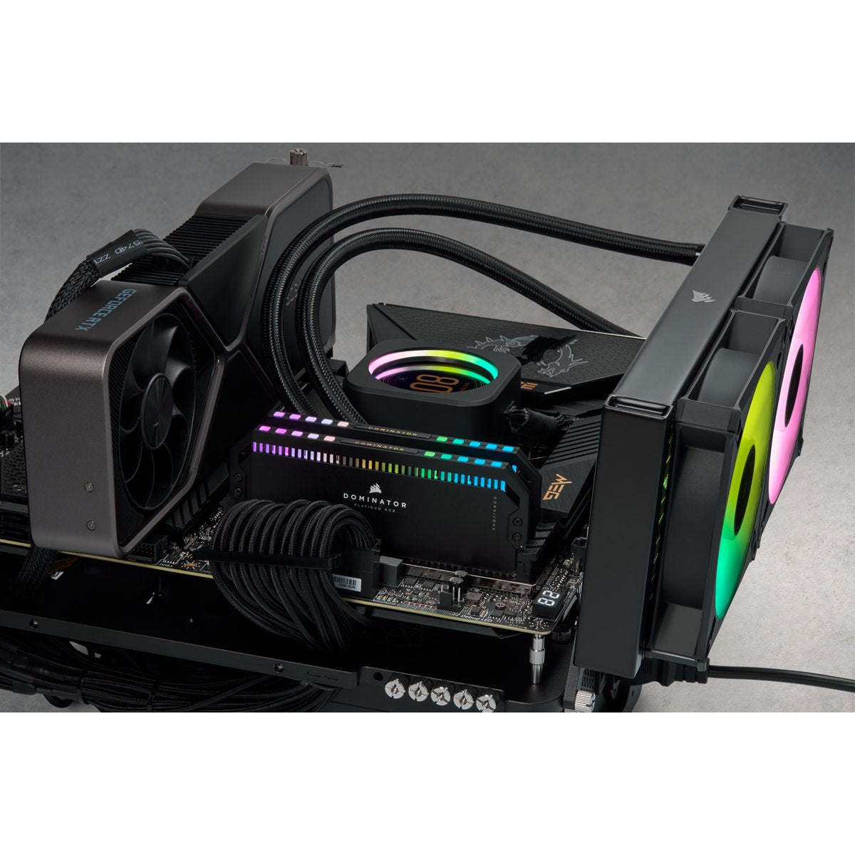 EAN 840006669685 - Corsair Dominator CMT32GX5M2E6200C36 módulo de memoria 32 GB 2 x 16 GB DDR5 288-pin DIMM imagen 2