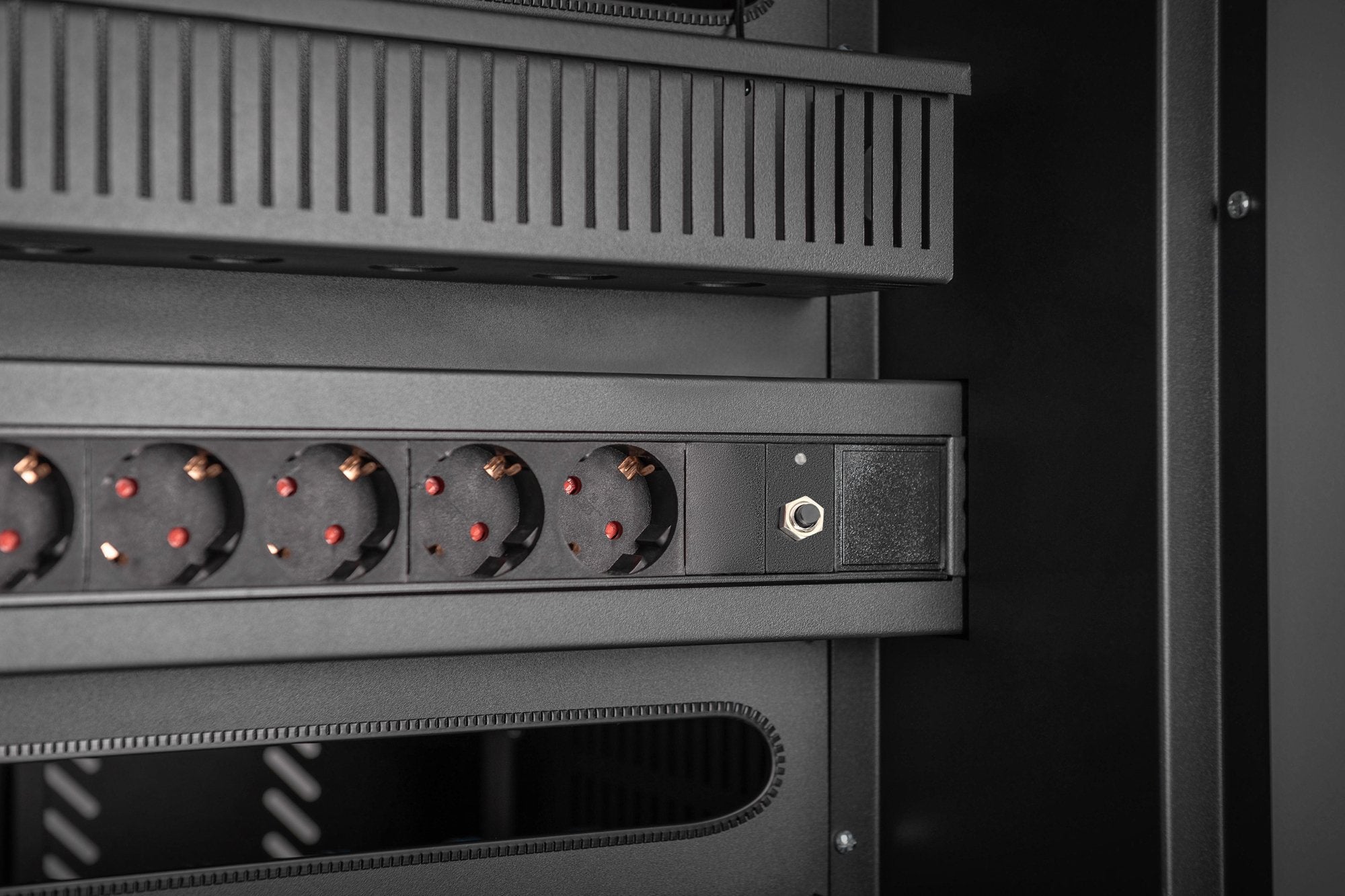 Armario Digitus Portatiles & Tablets 15,6" - Almacena Y Alimenta 30 Dispositivos