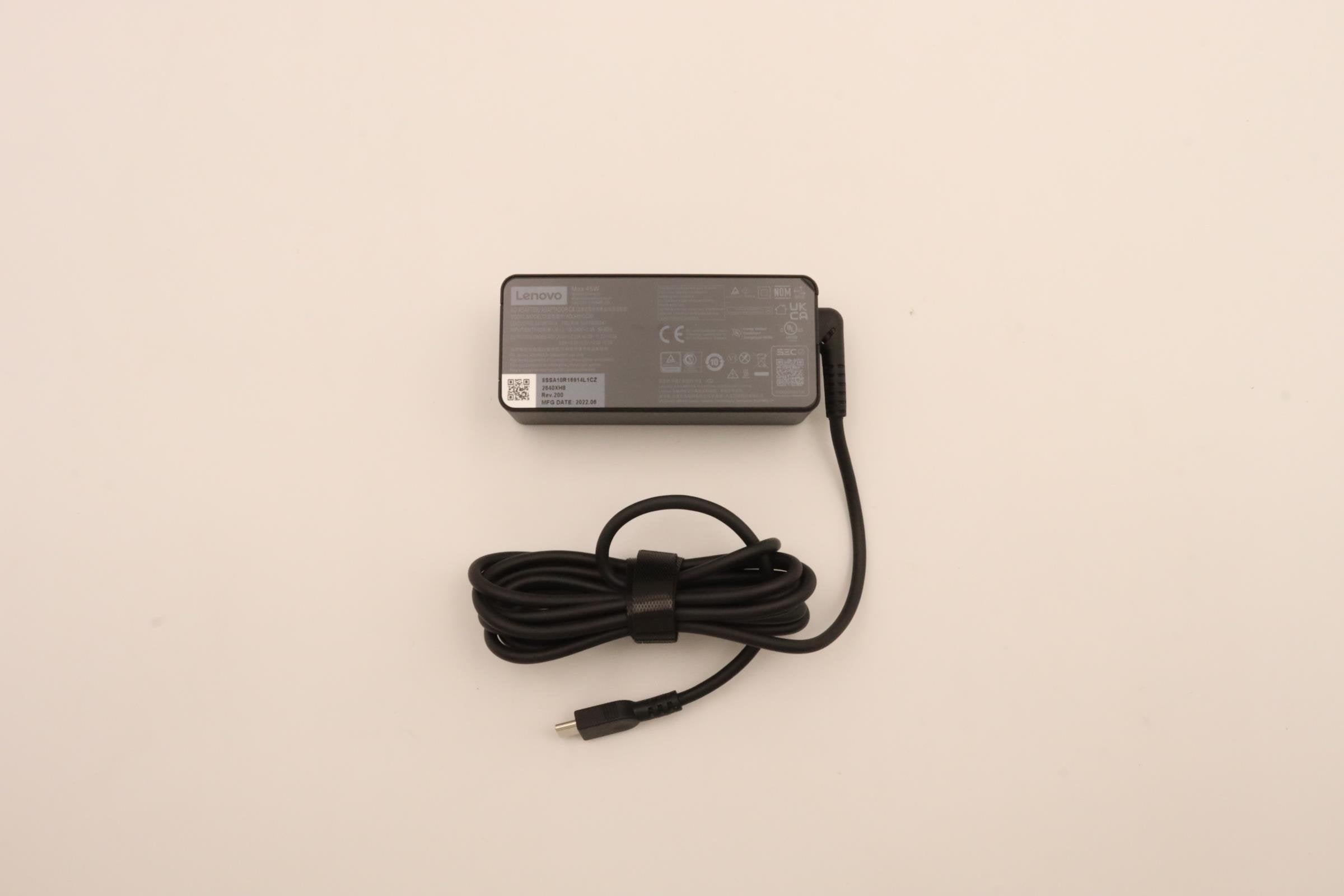 EAN 5704174776192 - Lenovo 5A10W86247 adaptador e inversor de corriente Interior 45 W Negro imagen 1