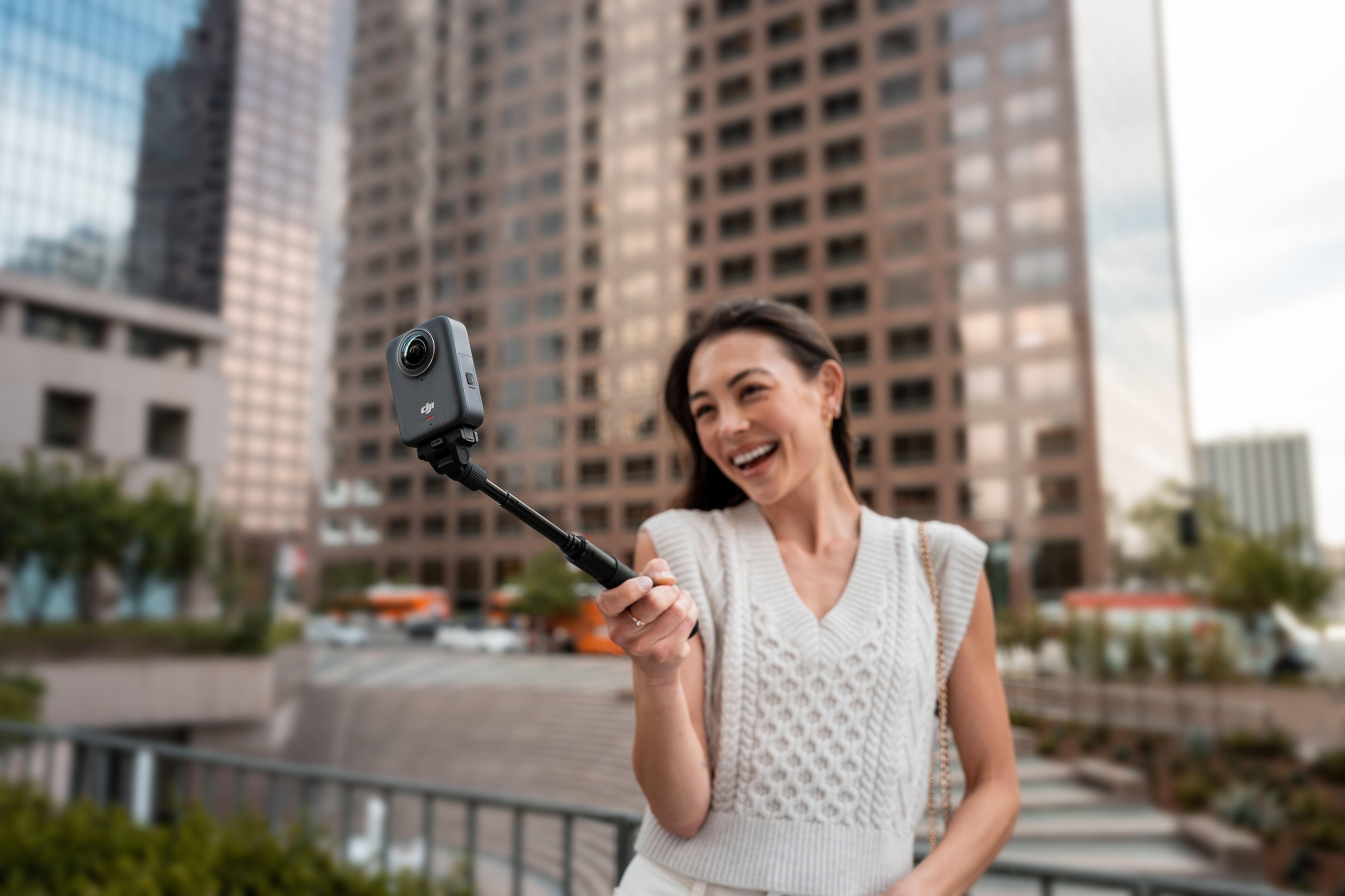 EAN 6937224110519 - DJI Osmo 360 cámara para deporte de acción 120 MP 8K Ultra HD CMOS 25,4 / 1,1 mm (1 / 1.1") Wifi 183 g imagen 28