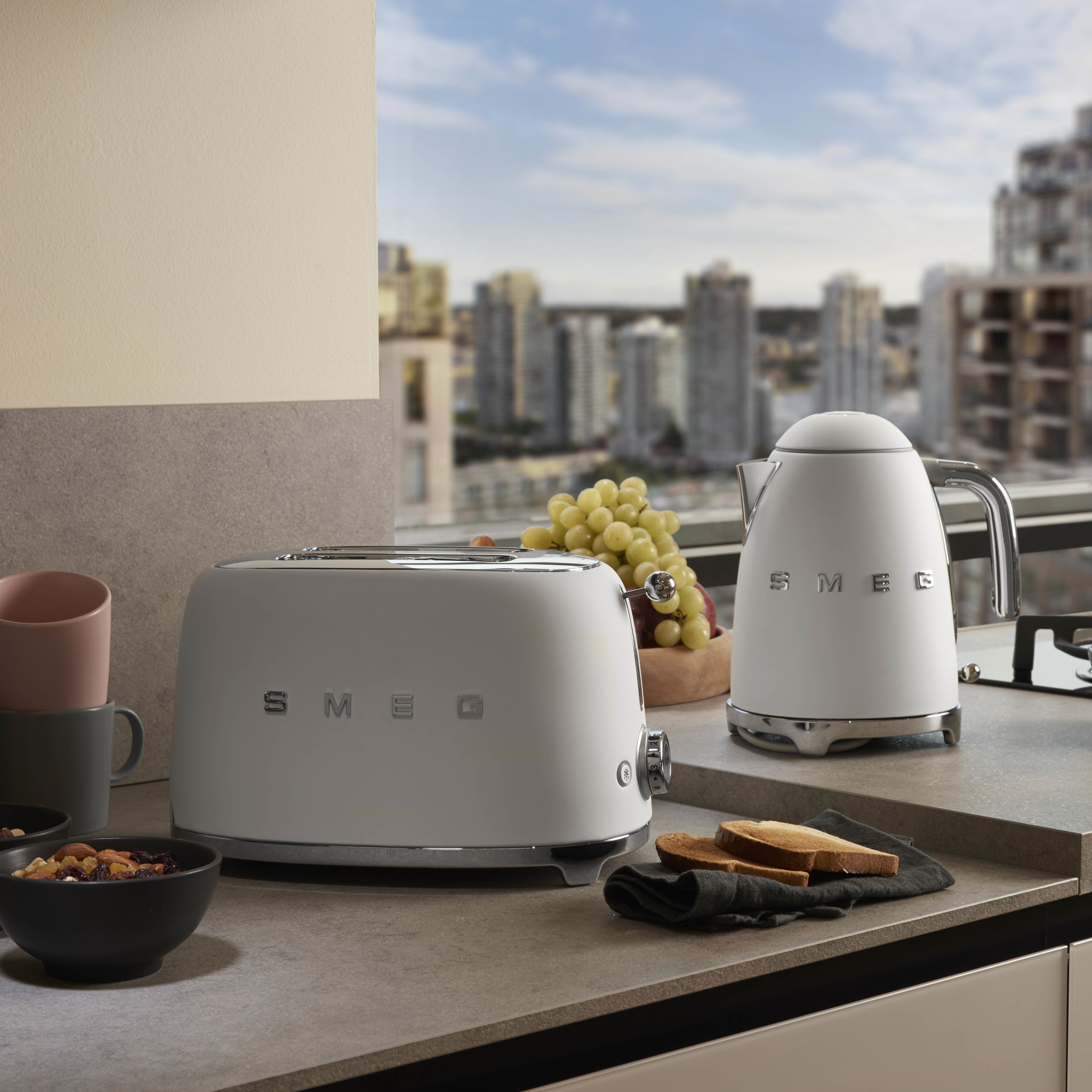 EAN 8017709290719 - Smeg KLF03WHMEU tetera eléctrica 1,7 L 2400 W Blanco imagen 16