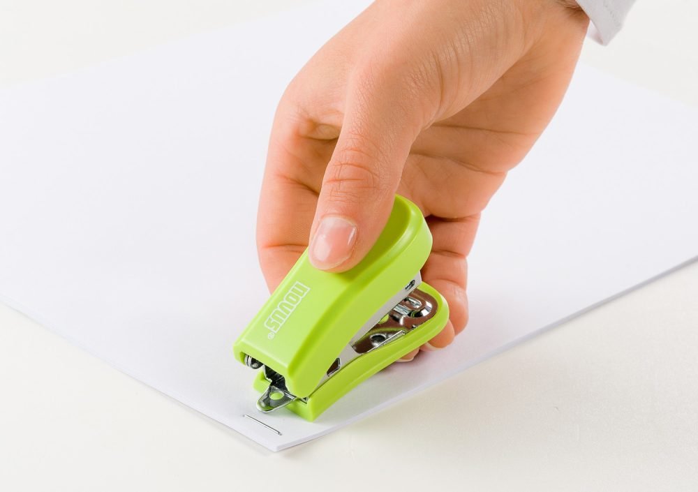 Novus Mini Grapadora Compacta - Hasta 12 Hojas - Grapado Cerrado Y Abierto - Incluye 320 Grapas - Color Verde