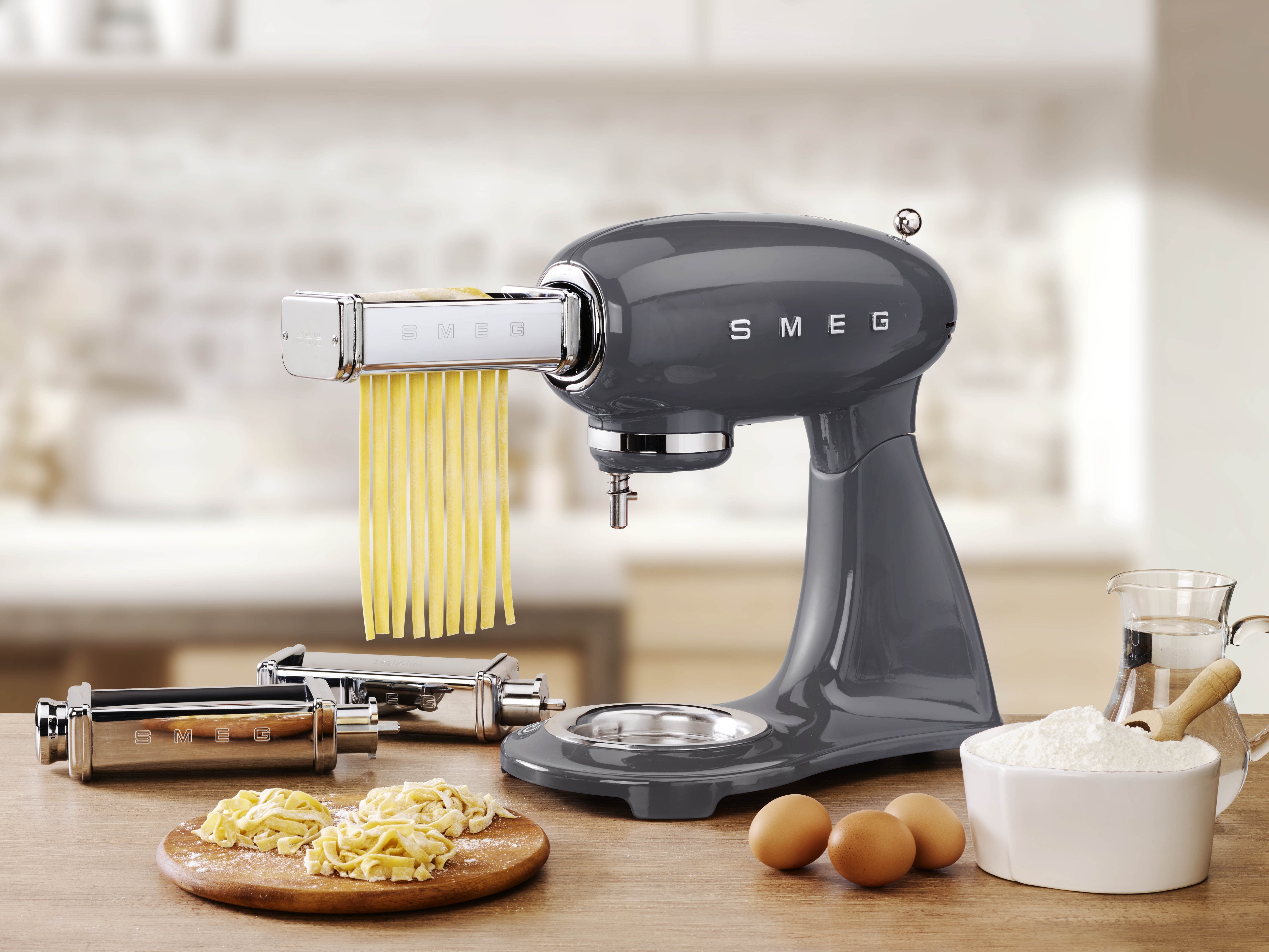 EAN 8017709294892 - Smeg SMF03GREU batidora Batidora de varillas 800 W Gris imagen 11