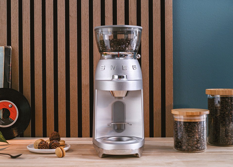 EAN 8017709339883 - Smeg CGF02SSEU molinillo de café 150 W Aluminio imagen 20