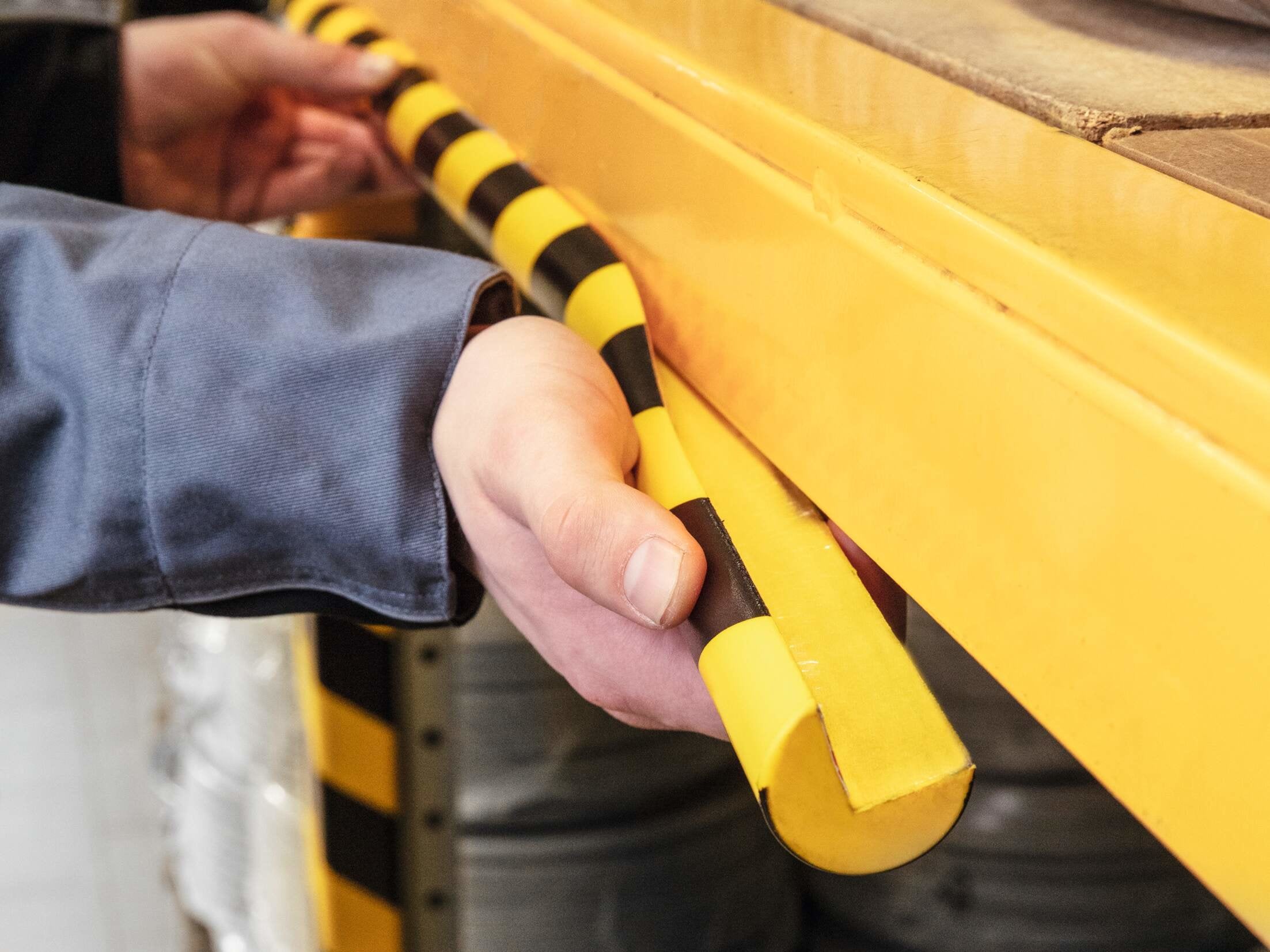 Perfil Protector De Esquinas Durable C25r Amarillo Negro Autoadhesivo 1m