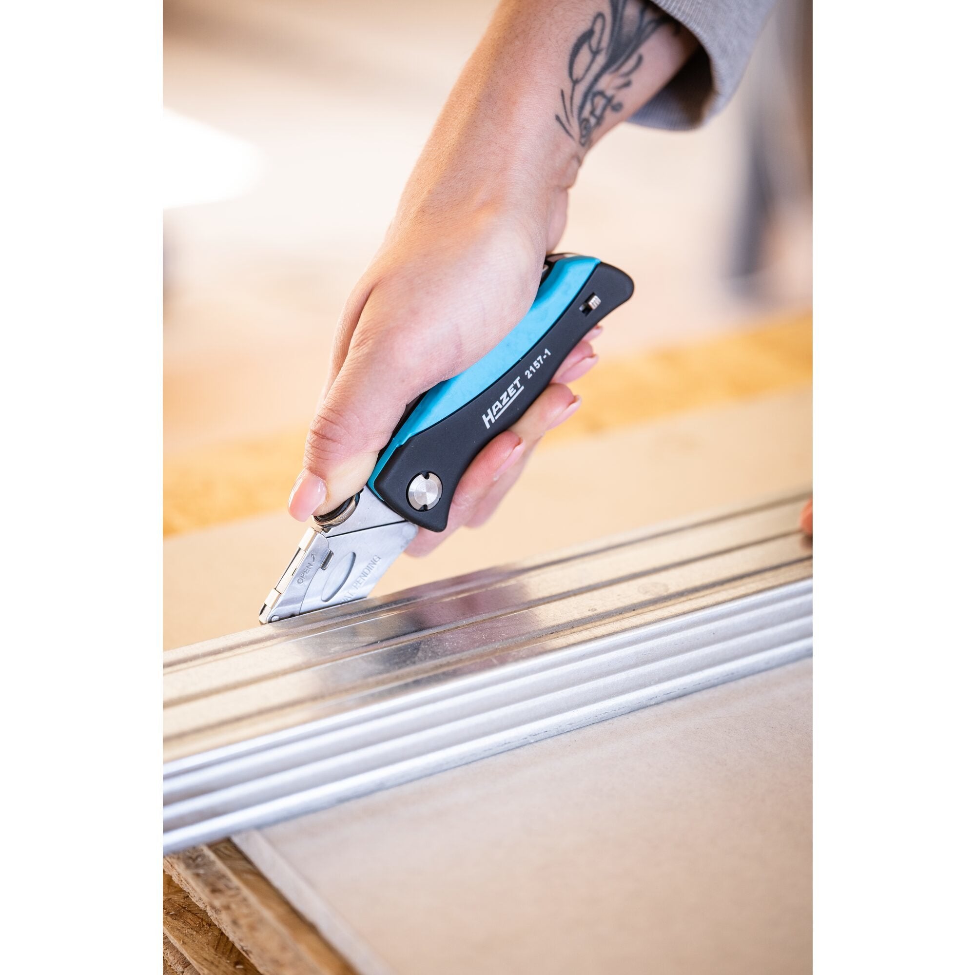 Navaja Hazet 2157-1 (Negro/Azul, Mango Cómodo De Abs Resistente A Golpes) 2157-1 2157-1