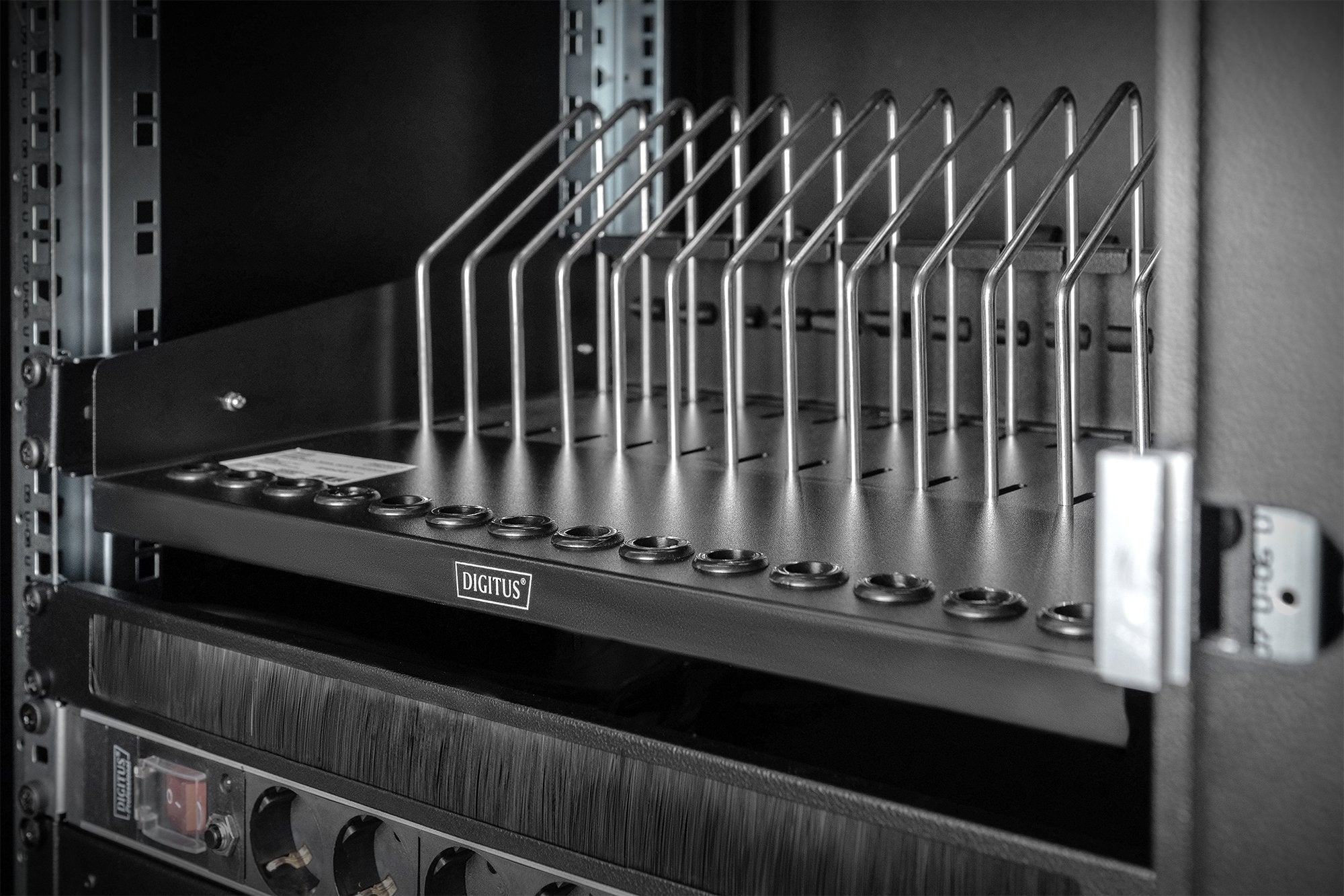 Estante Extraíble Digitus Dn-97665 Para Tabletas, Computadoras Portátiles, Teléfonos Inteligentes