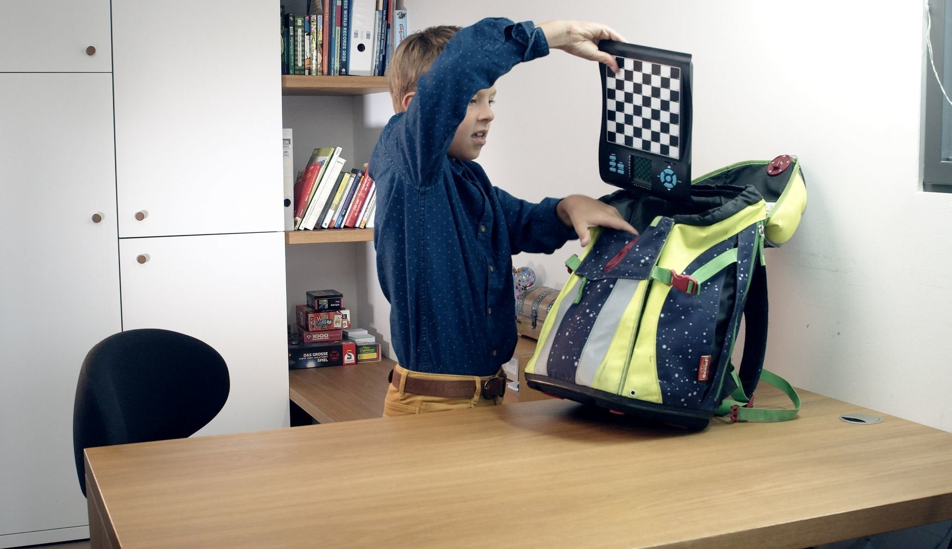 EAN 4032153008004 - Millennium Europe Chess Champion Juego de ajedrez De viaje/ de bolsillo Internacional imagen 4