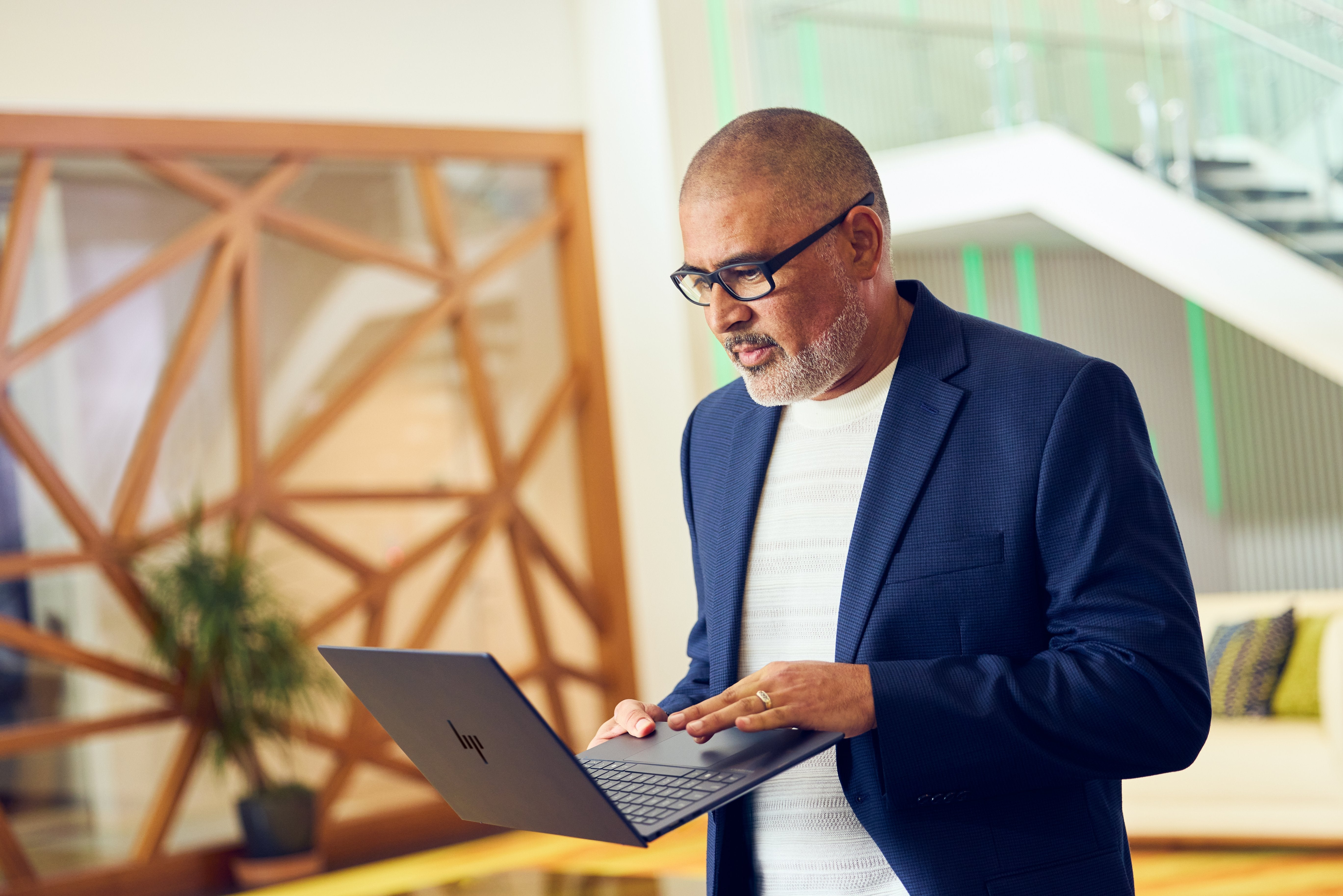 Portátil Hp Elitebook Ultra G1i Intel Core Ultra 7 258v 14" Pantalla Táctil 2.8k 32 Gb Lpddr5x-Sdram 512 Gb Ssd Wi-Fi 7 (802.11be) Windows 11 Pro Azul